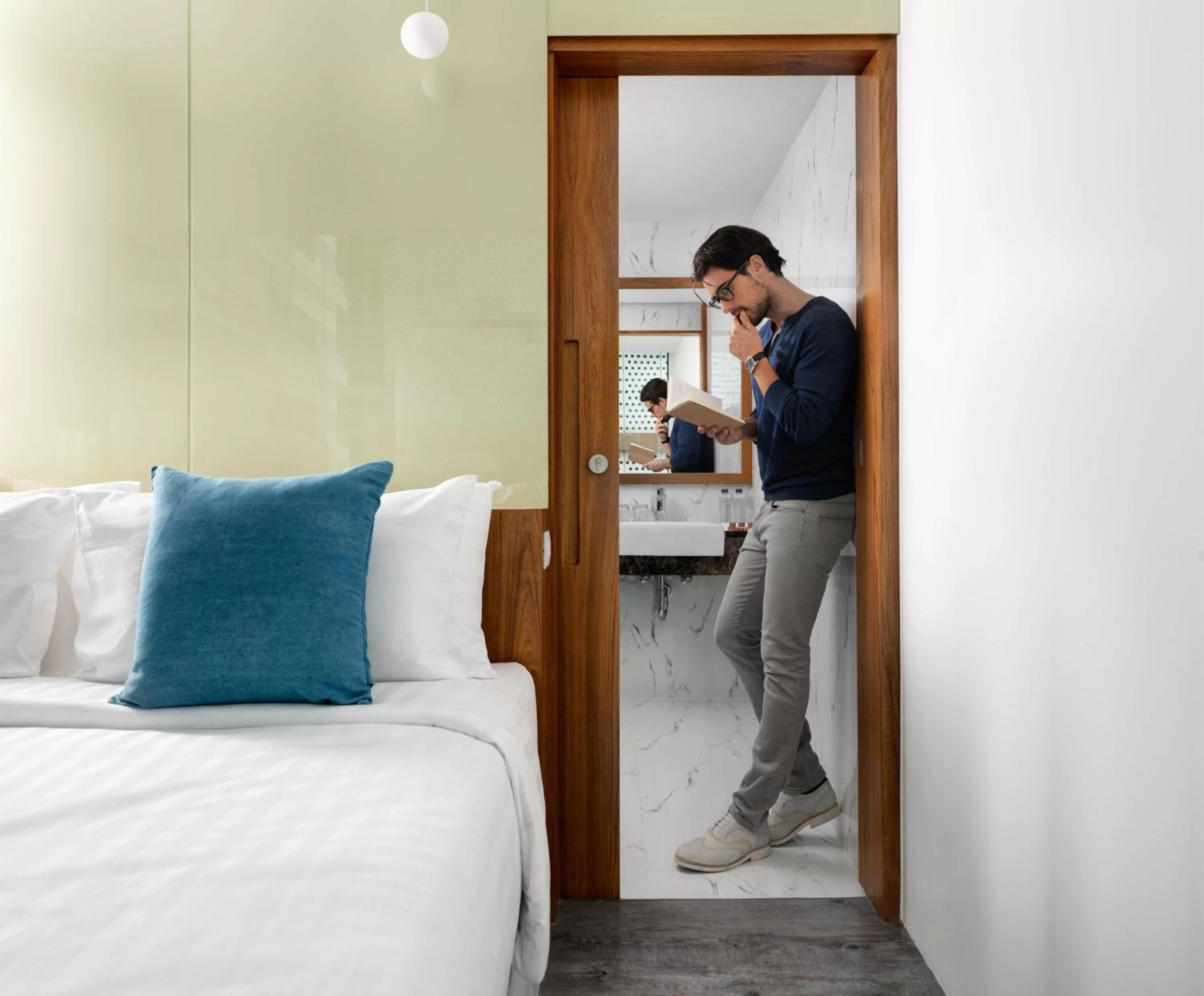 Bathroom, Bed in S Box Sukhumvit Hotel