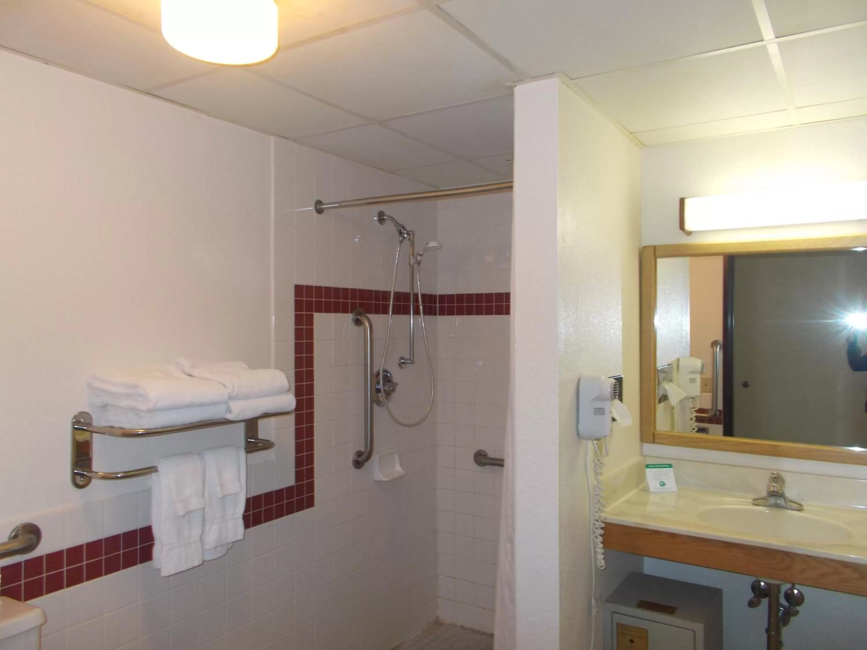 Shower in Boarders Inn and Suites by Cobblestone Hotels - Ripon