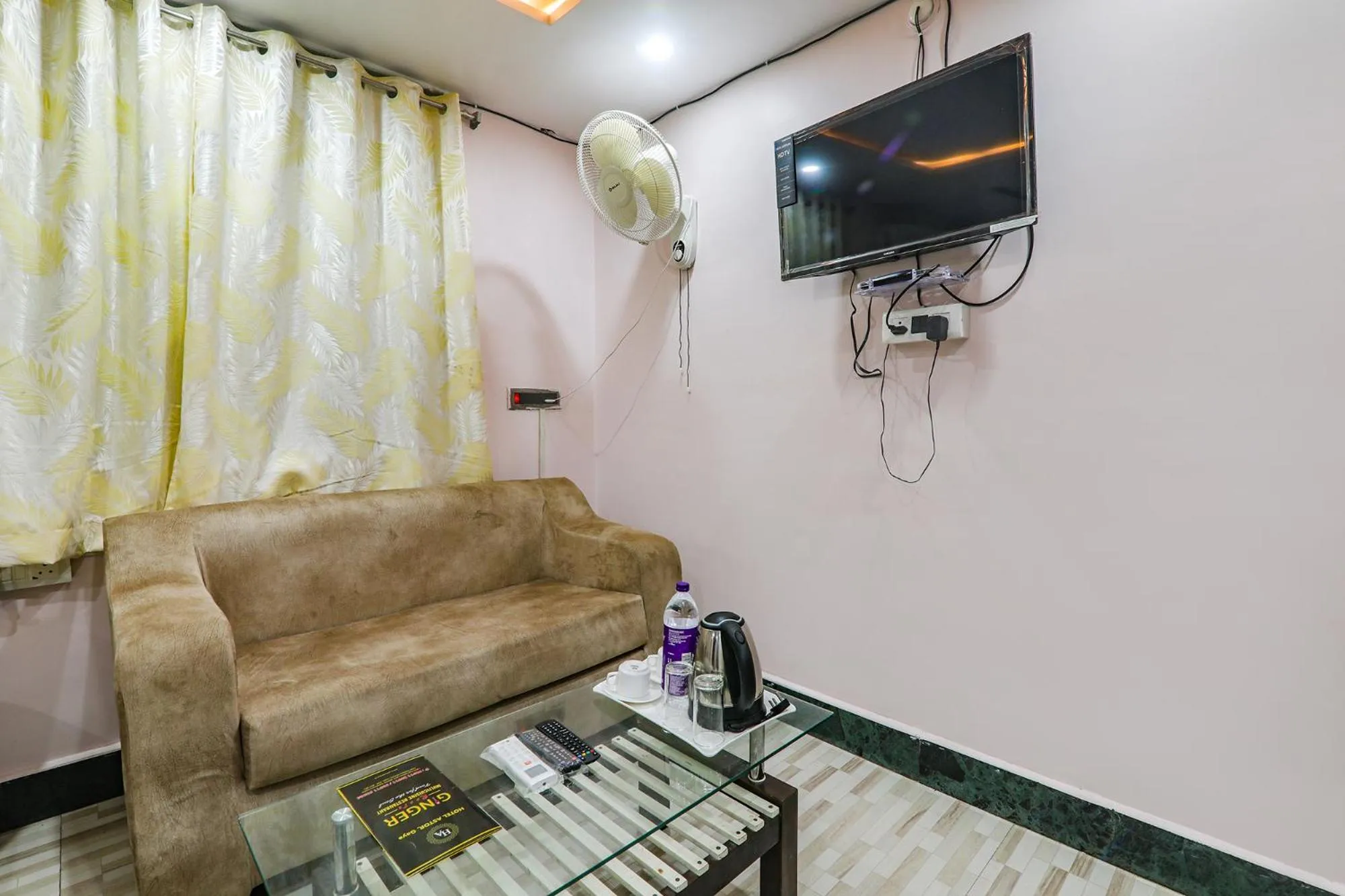 Living room, TV/Entertainment Center in FabHotel Astor