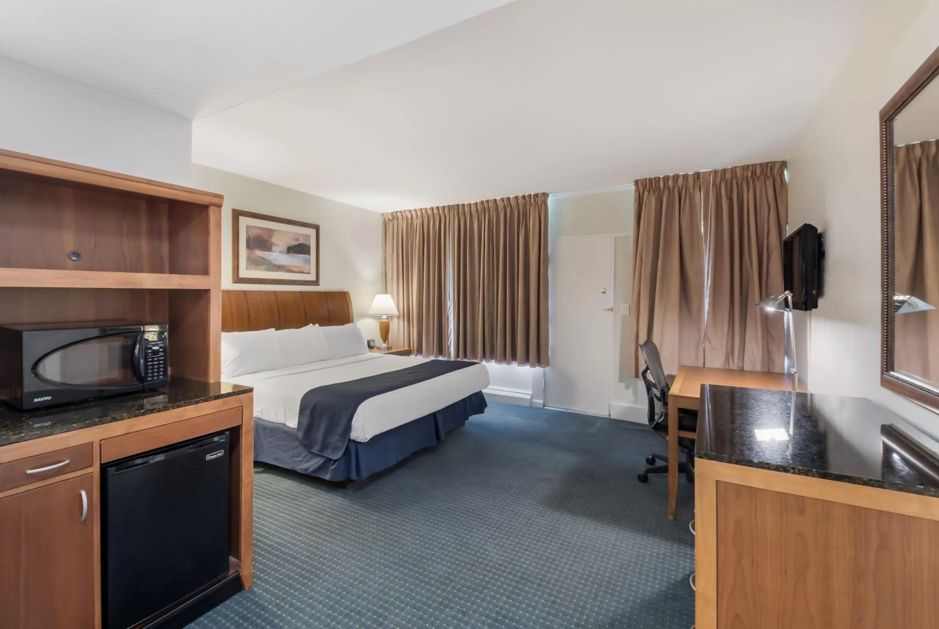 Bedroom, Bed in Americas Best Value Inn-Painted Post