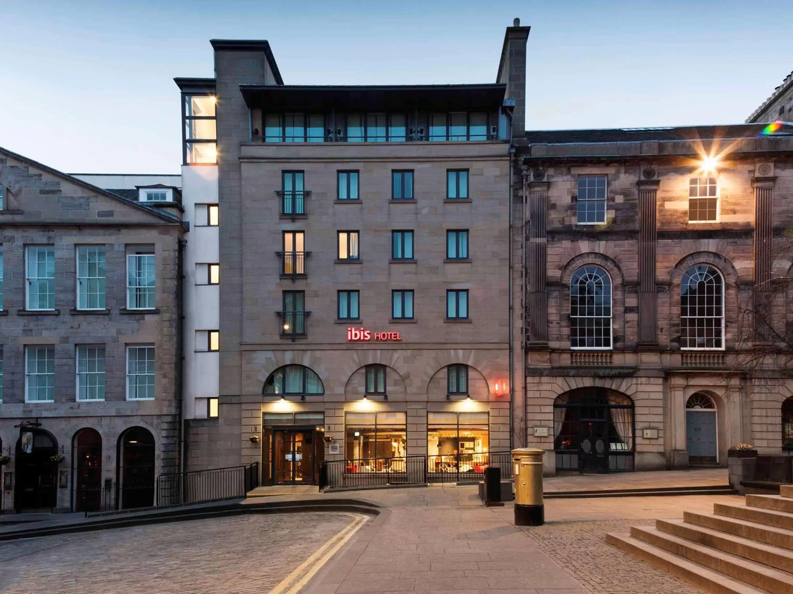 ibis Edinburgh Centre Royal Mile – Hunter Square ibis Edinburgh Centre Royal Mile – Hunter Square