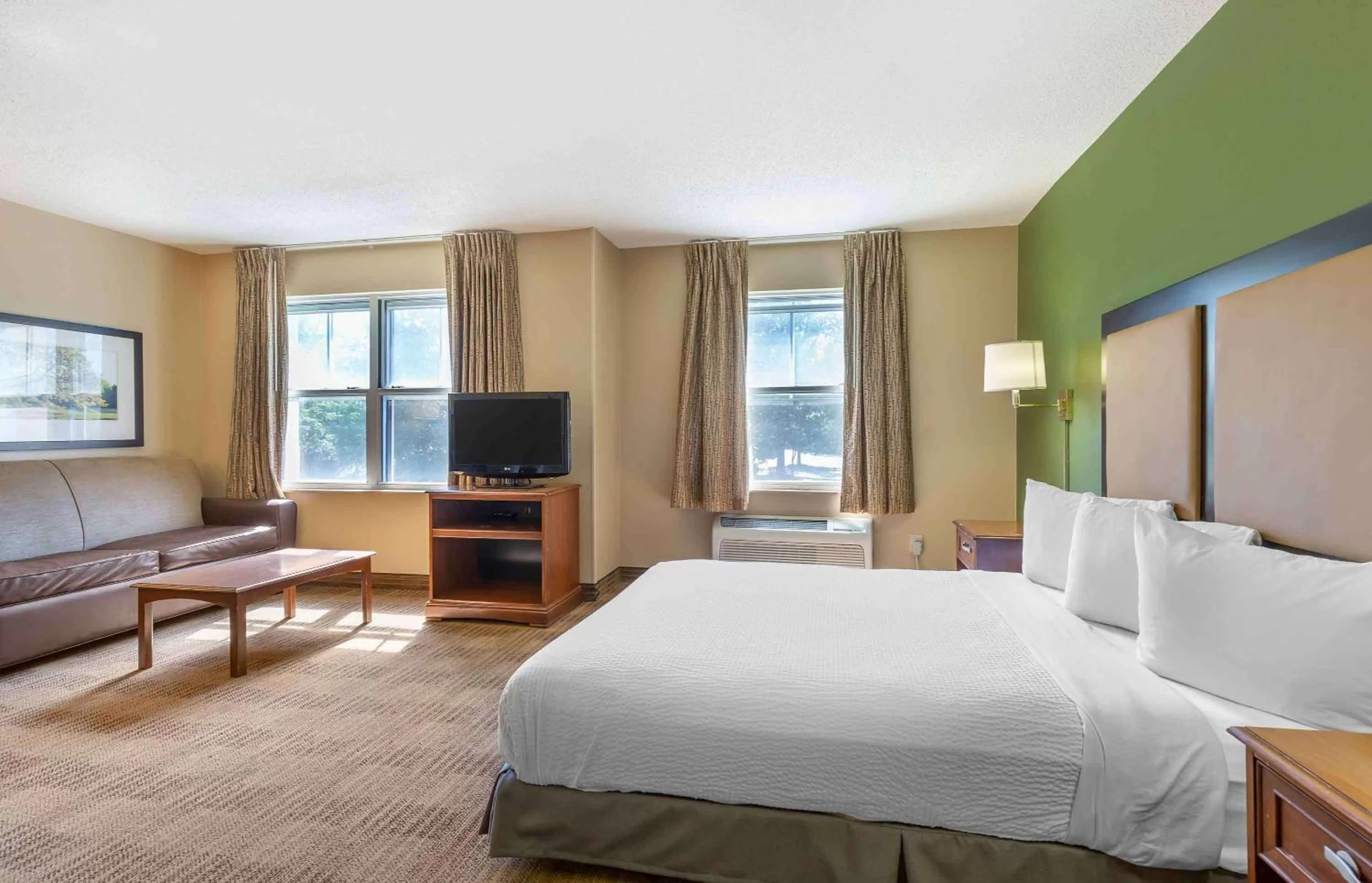 Bedroom, Bed in Extended Stay America Suites - Washington, DC - Gaithersburg - South