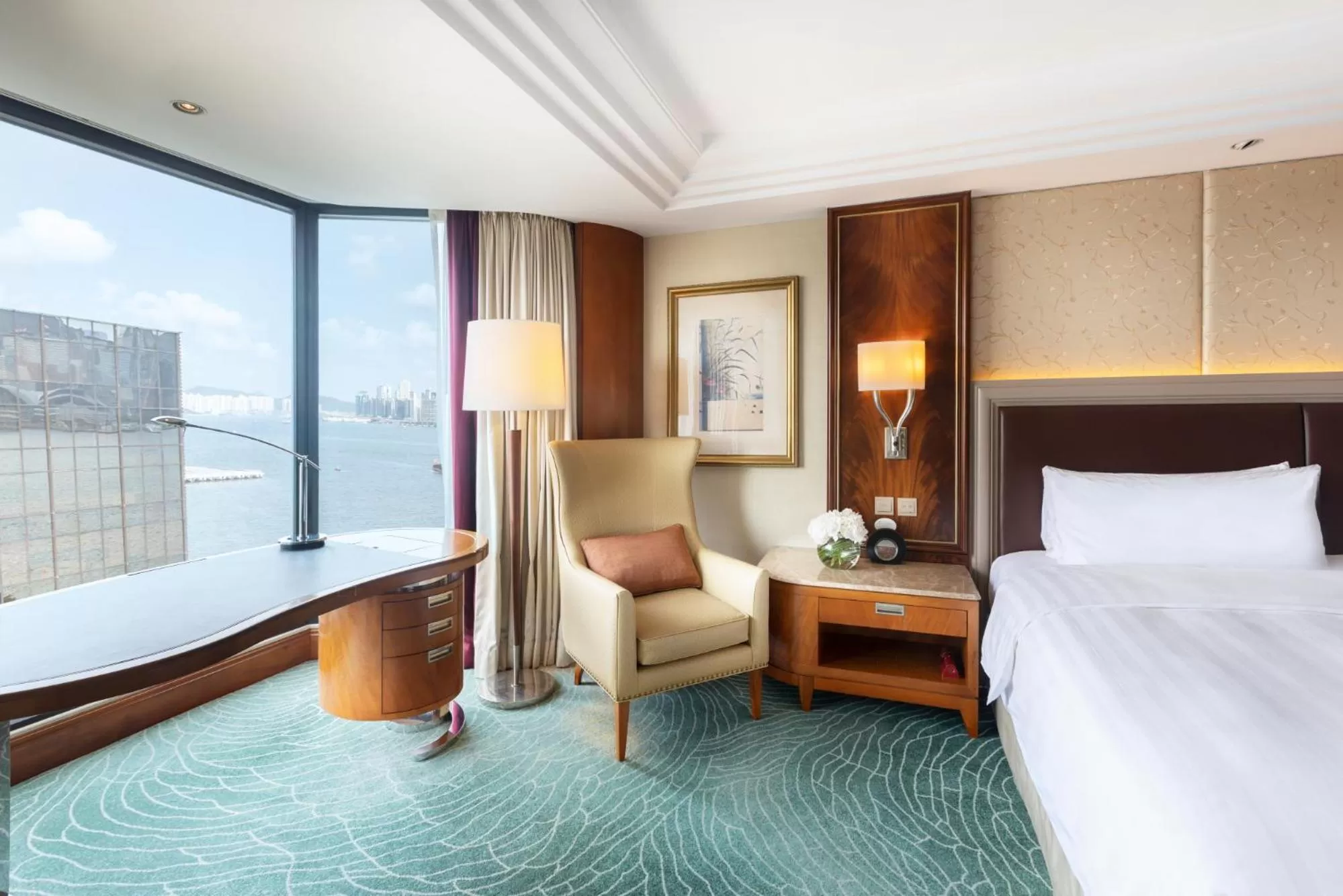 Sea view, Bed in Kowloon Shangri-La, Hong Kong