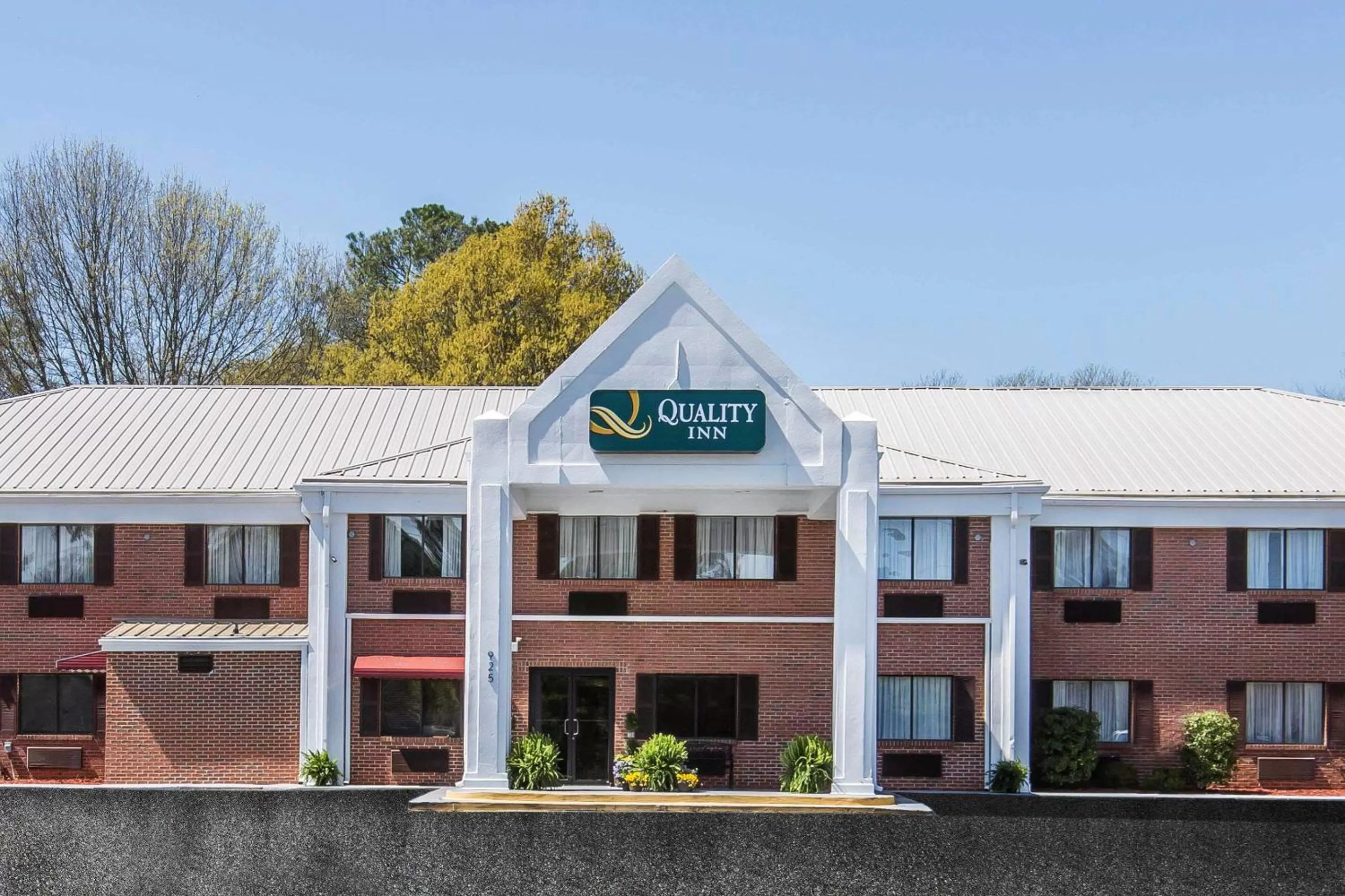Property Building in Quality Inn Cedartown