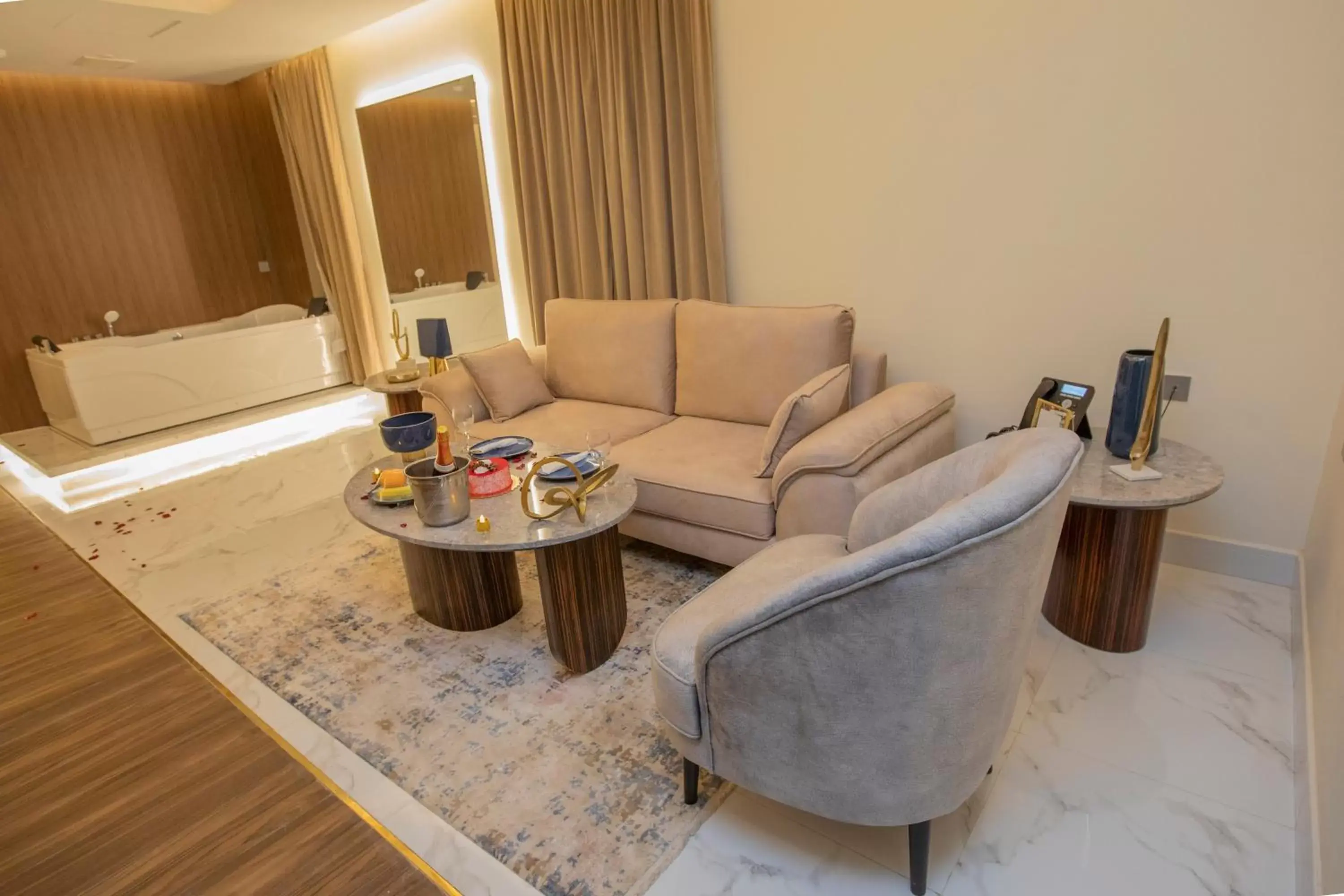 Suite with Spa Bath in Luxury Night Al Mounisea Suite with Spa Bath in Luxury Night Al Mounisea