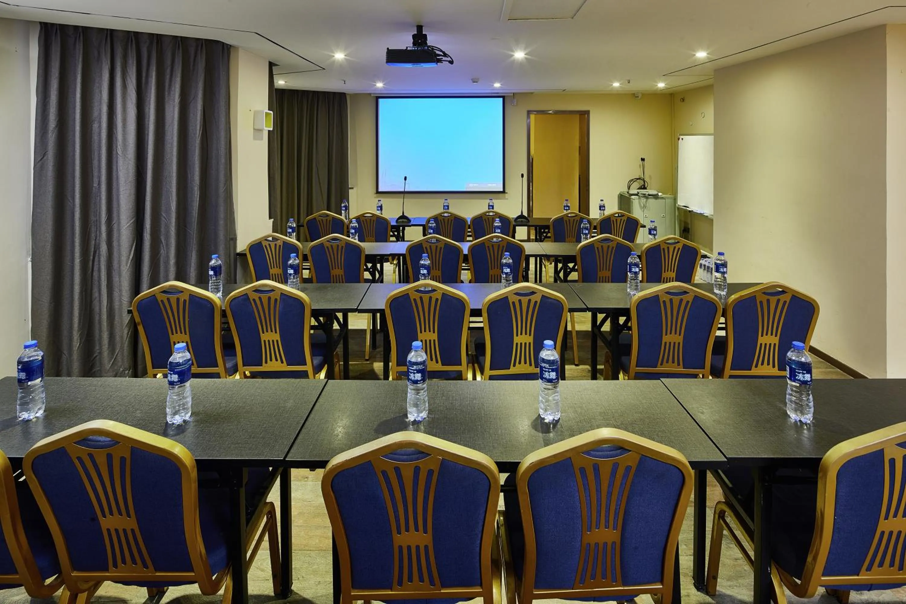 Communal lounge/ TV room in INSAIL Hotel (Shenzhen Dongmen Branch)