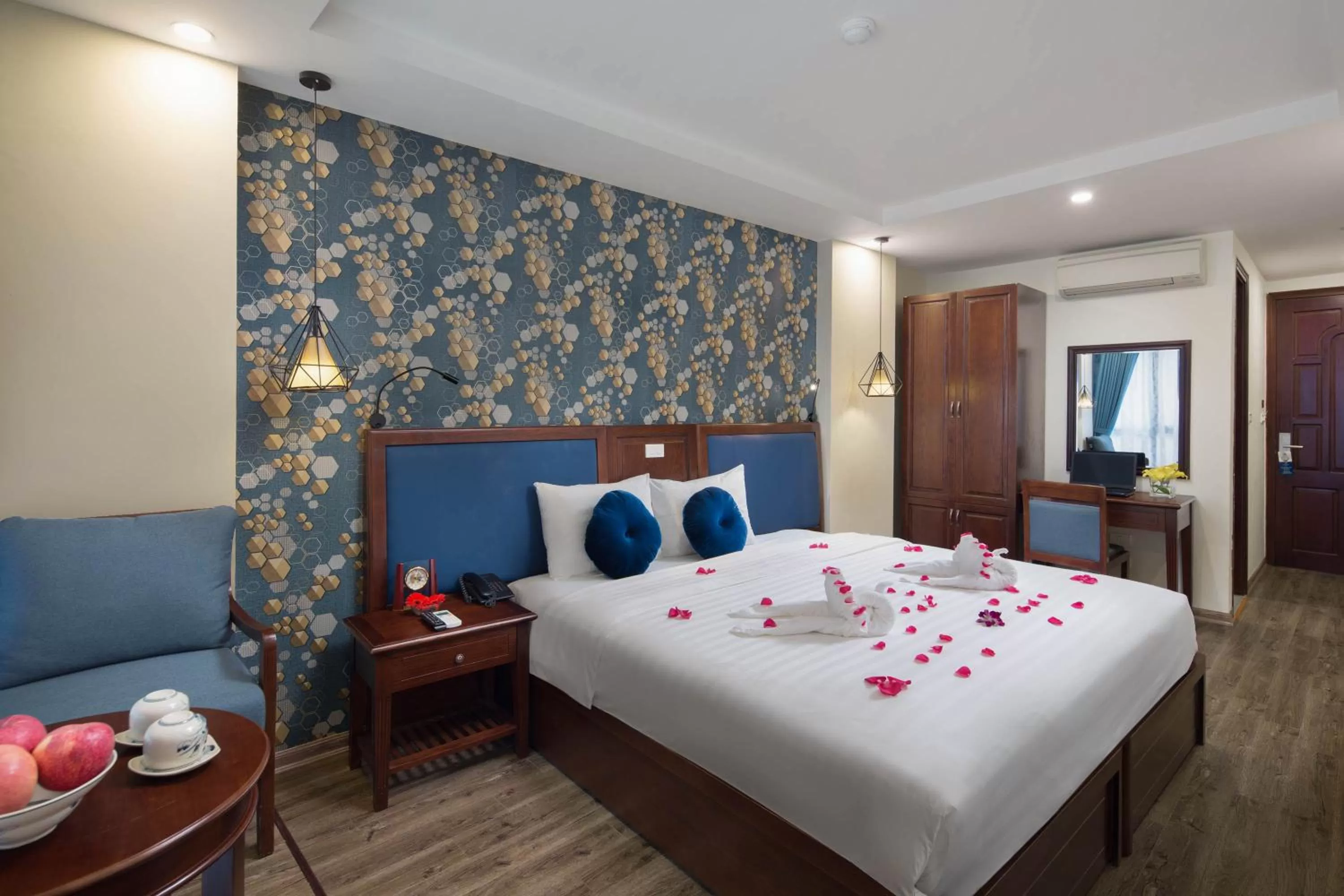 Bedroom, Bed in Holiday Emerald Hotel