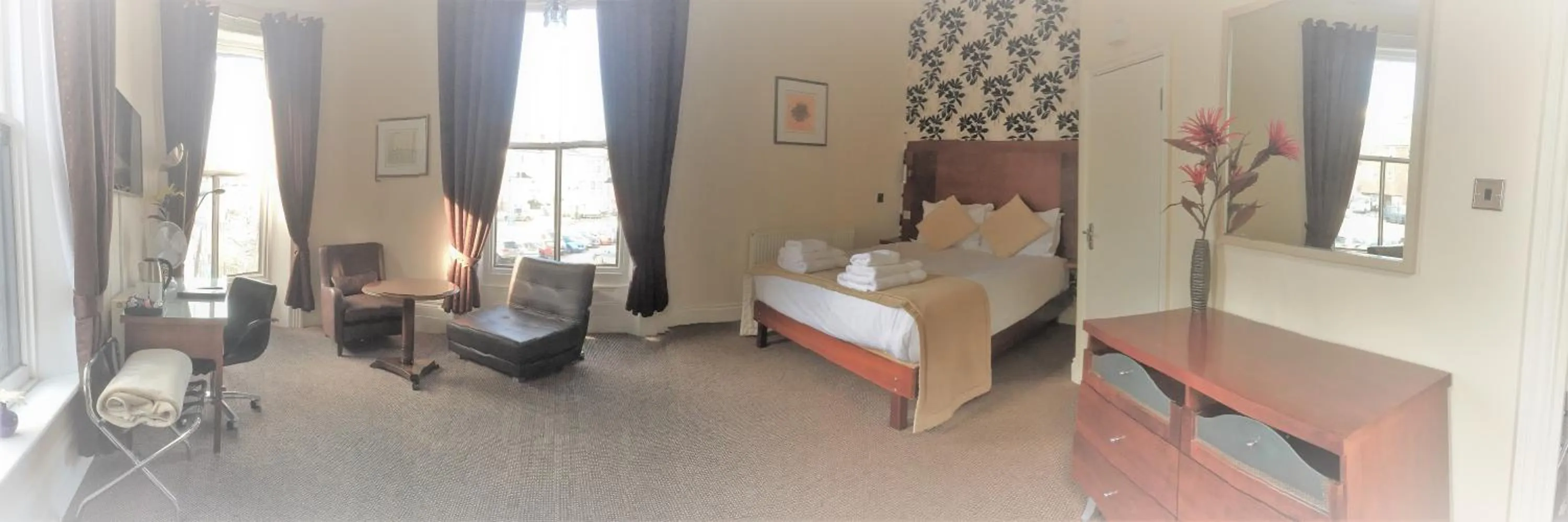 Photo of the whole room, Bed in Town House Rooms