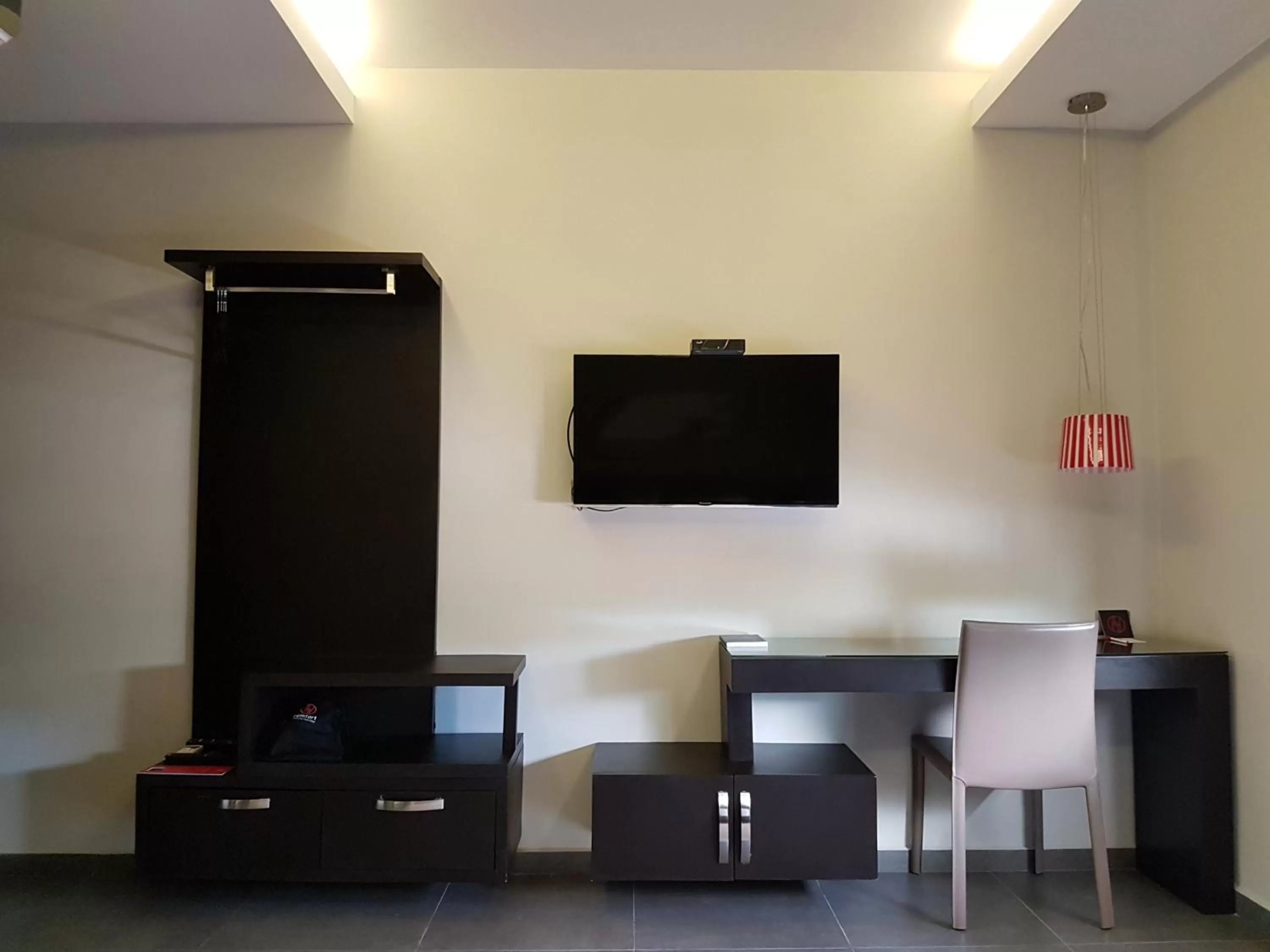 Seating area, TV/Entertainment Center in Remfort Hotel