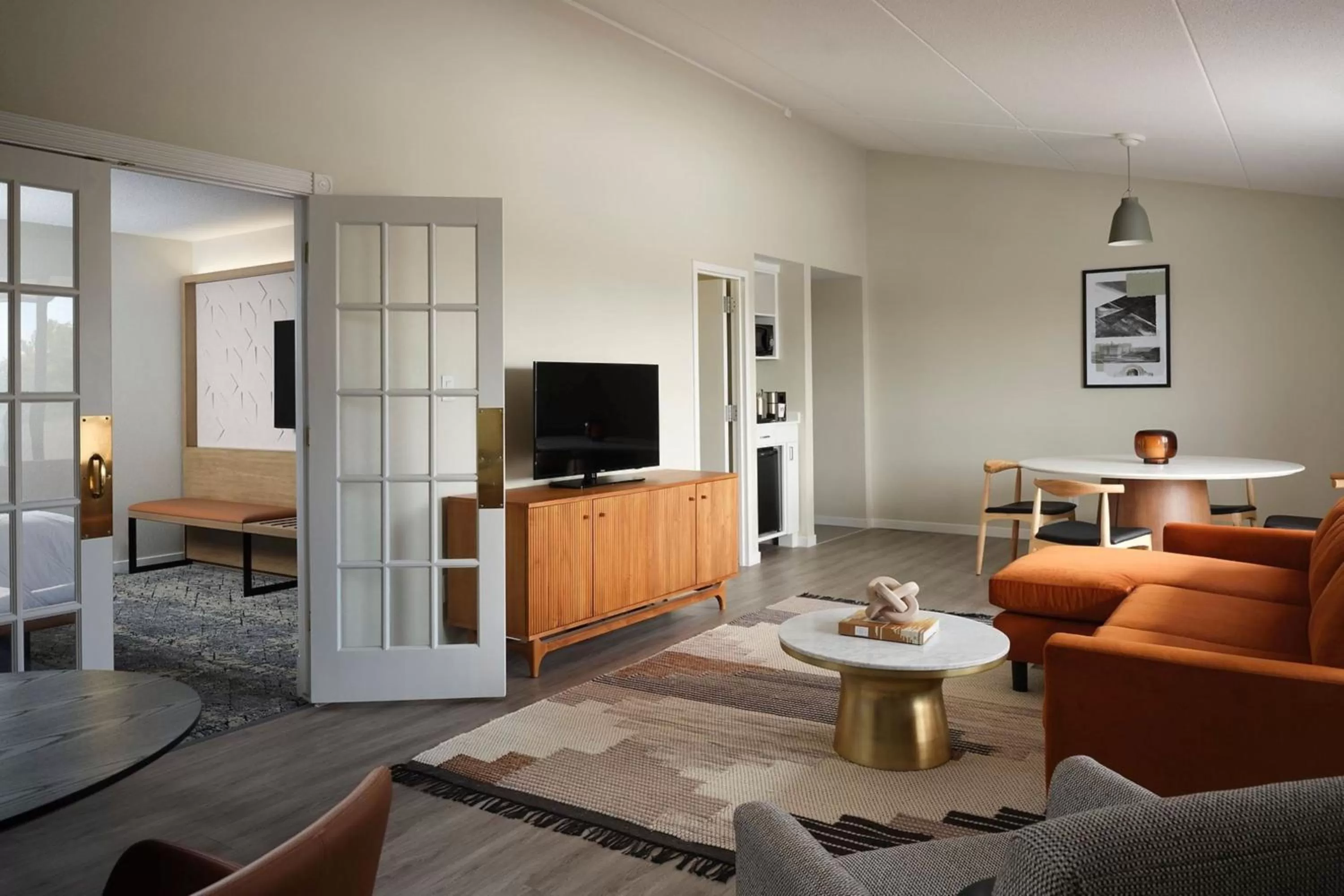 Living room in Sheraton Grand Rapids Airport Hotel