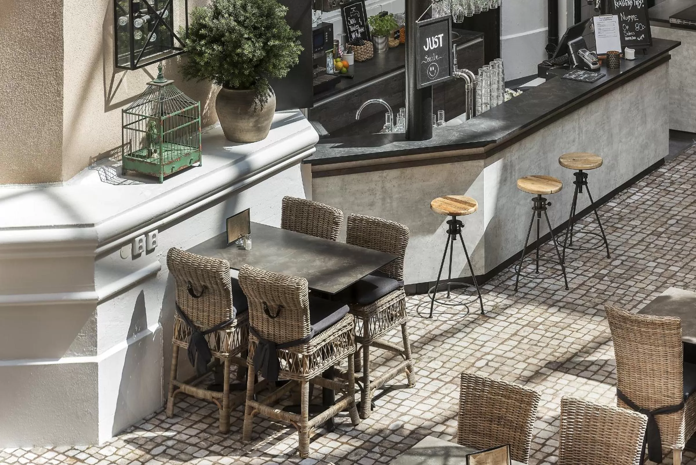 Restaurant/places to eat in Home Hotel Victoria