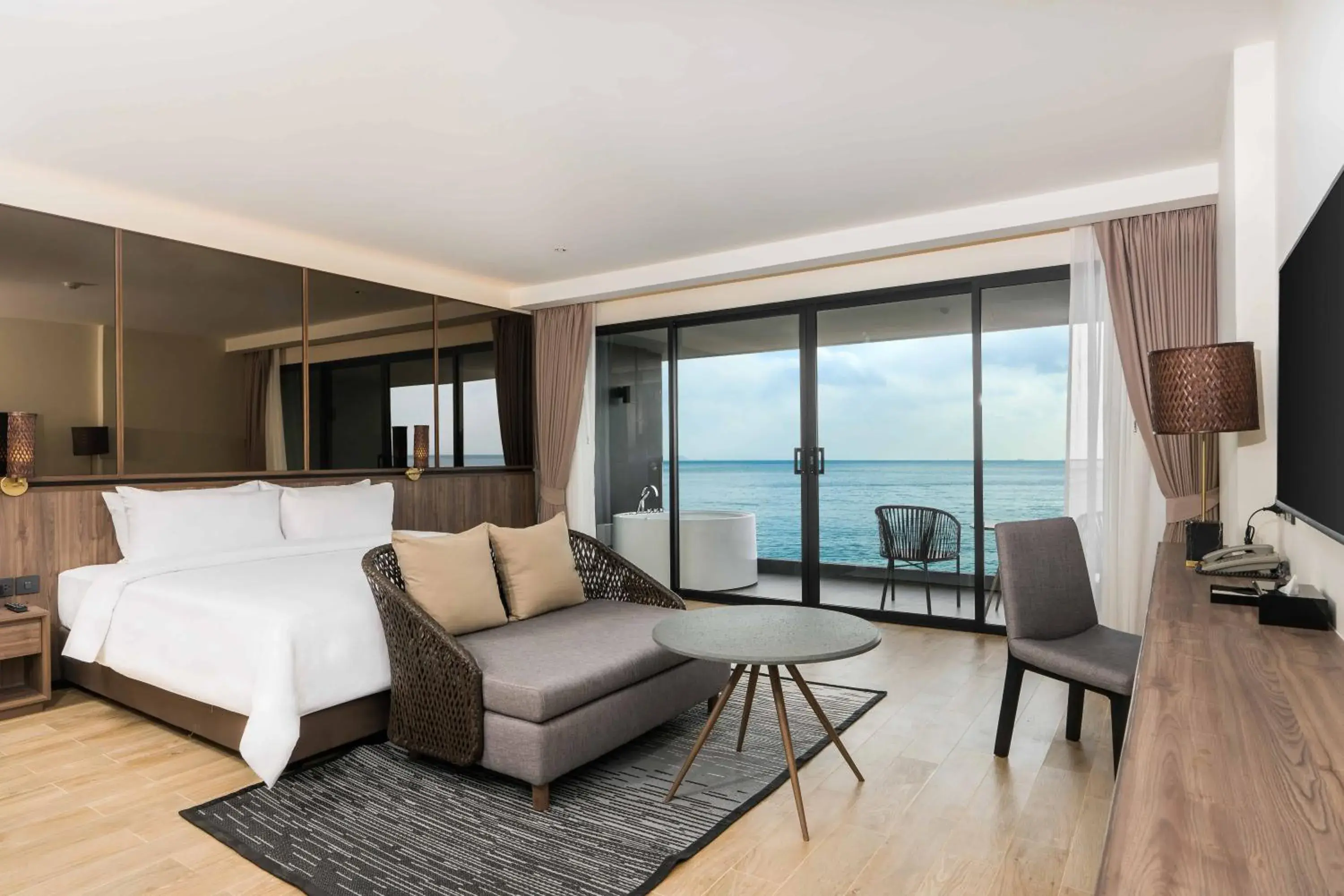 Oceanfront Skybath in Ana Anan Resort & Villas Pattaya Oceanfront Skybath in Ana Anan Resort & Villas Pattaya