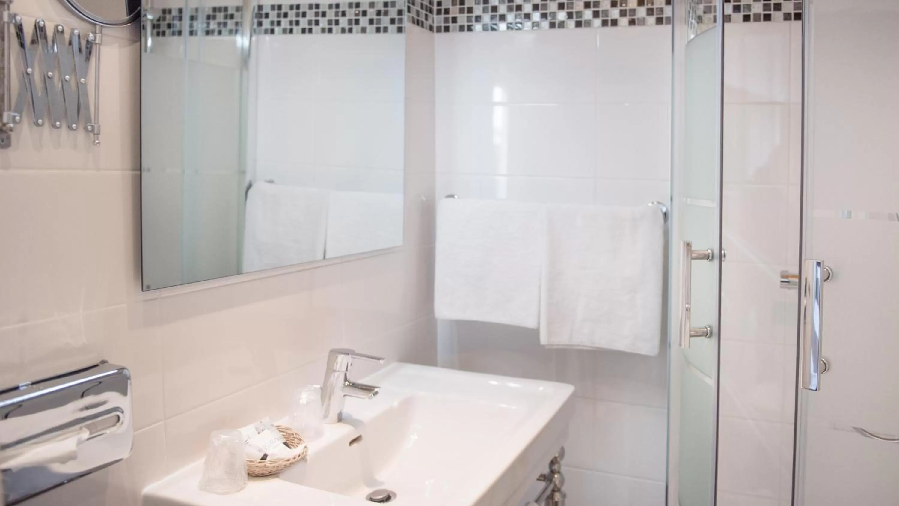 Property building in Hôtel De Venise