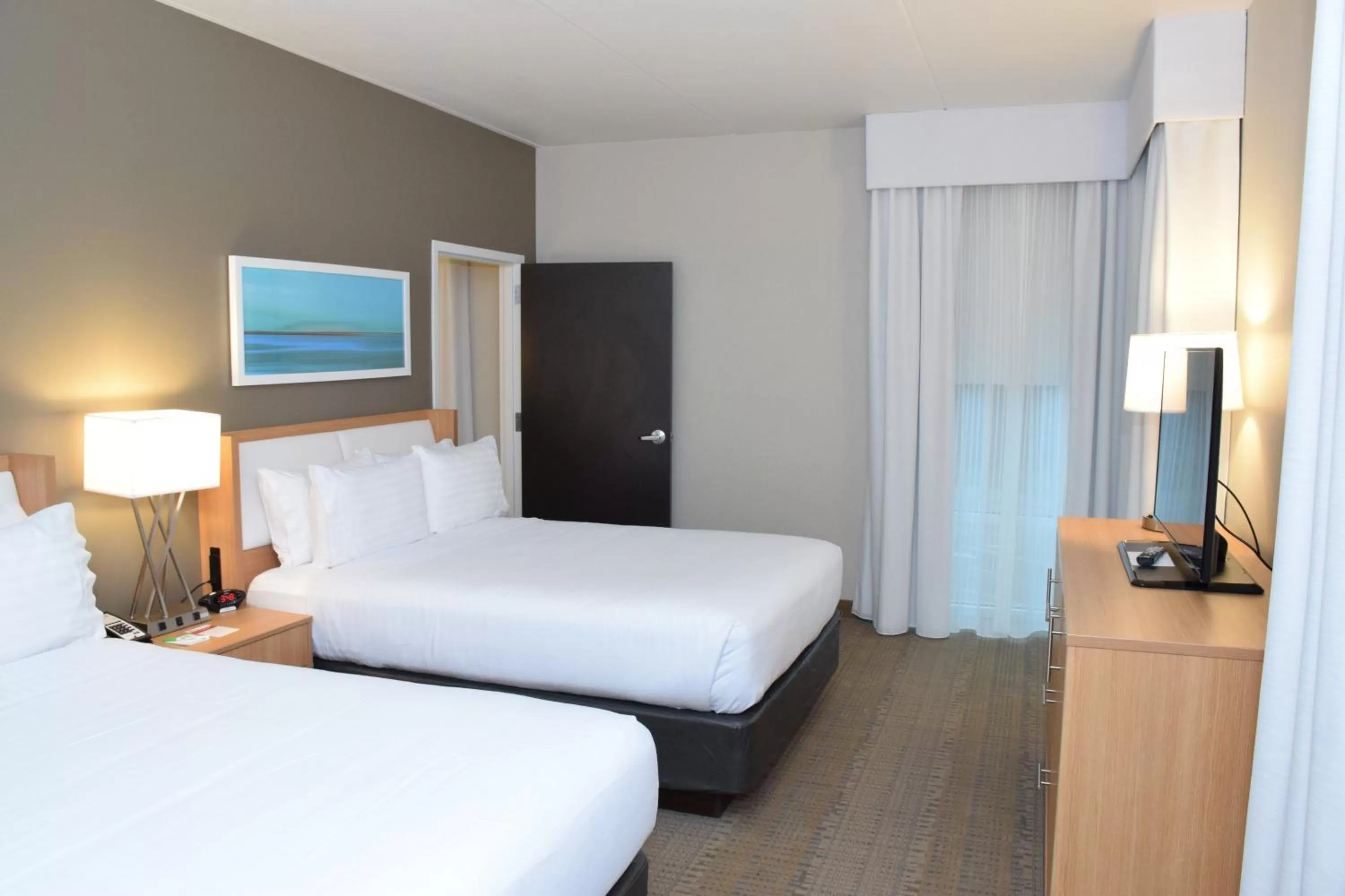 Photo of the whole room, Bed in Holiday Inn Cincinnati North West Chester by IHG