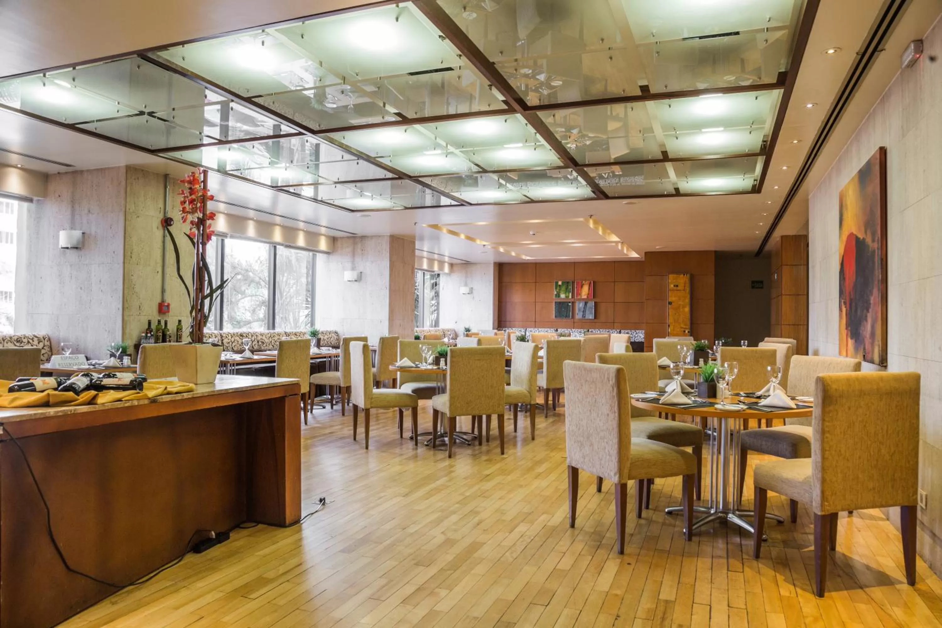 Restaurant/Places to Eat in Grand Bittar Hotel