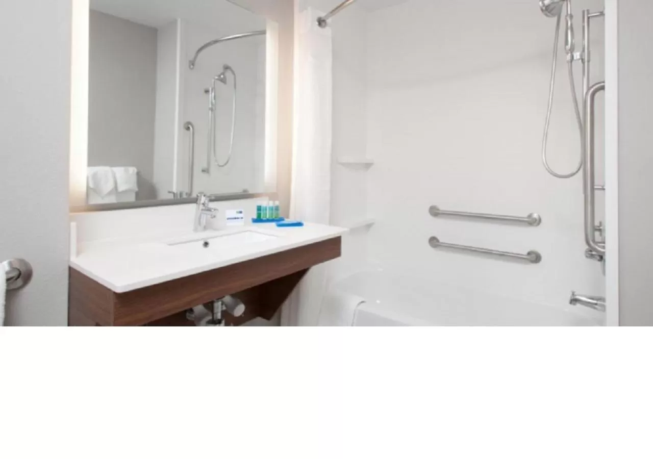 Bathroom in Holiday Inn Express Quantico - Stafford by IHG