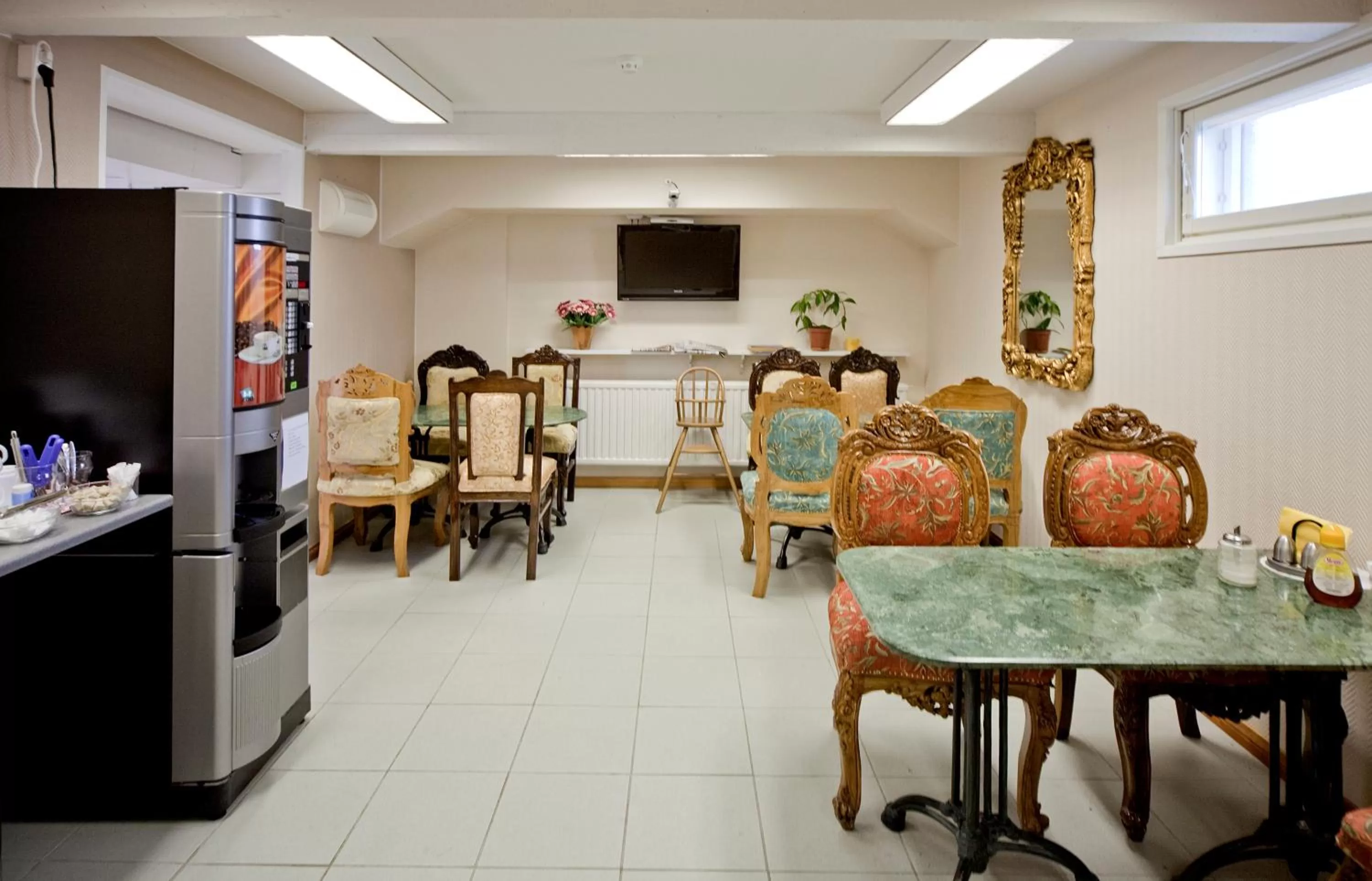 Restaurant/places to eat in Mango Hotel