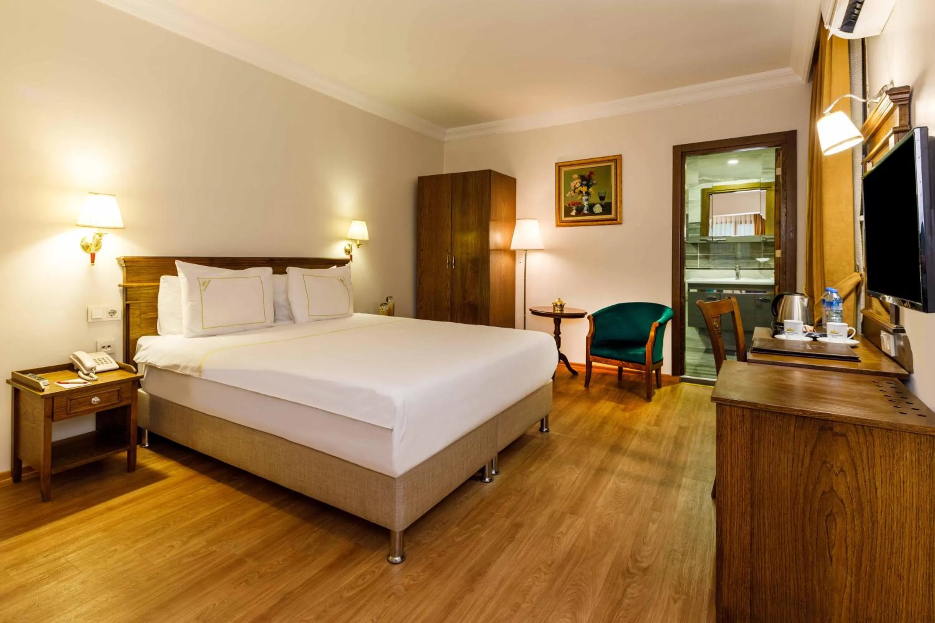 Massage, Bed in Golden Crown Hotel