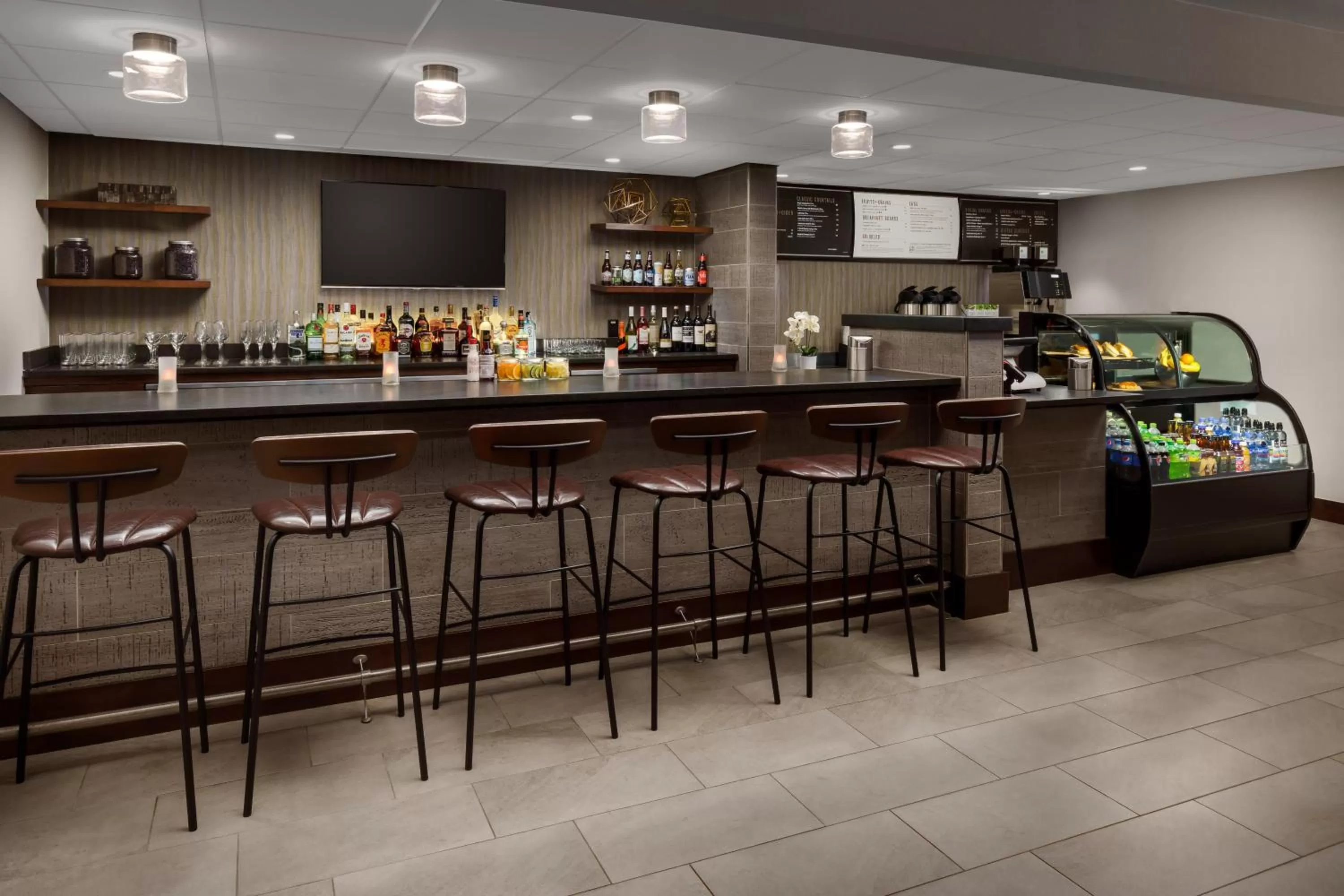 Lounge or bar in Courtyard Manchester-Boston Regional Airport
