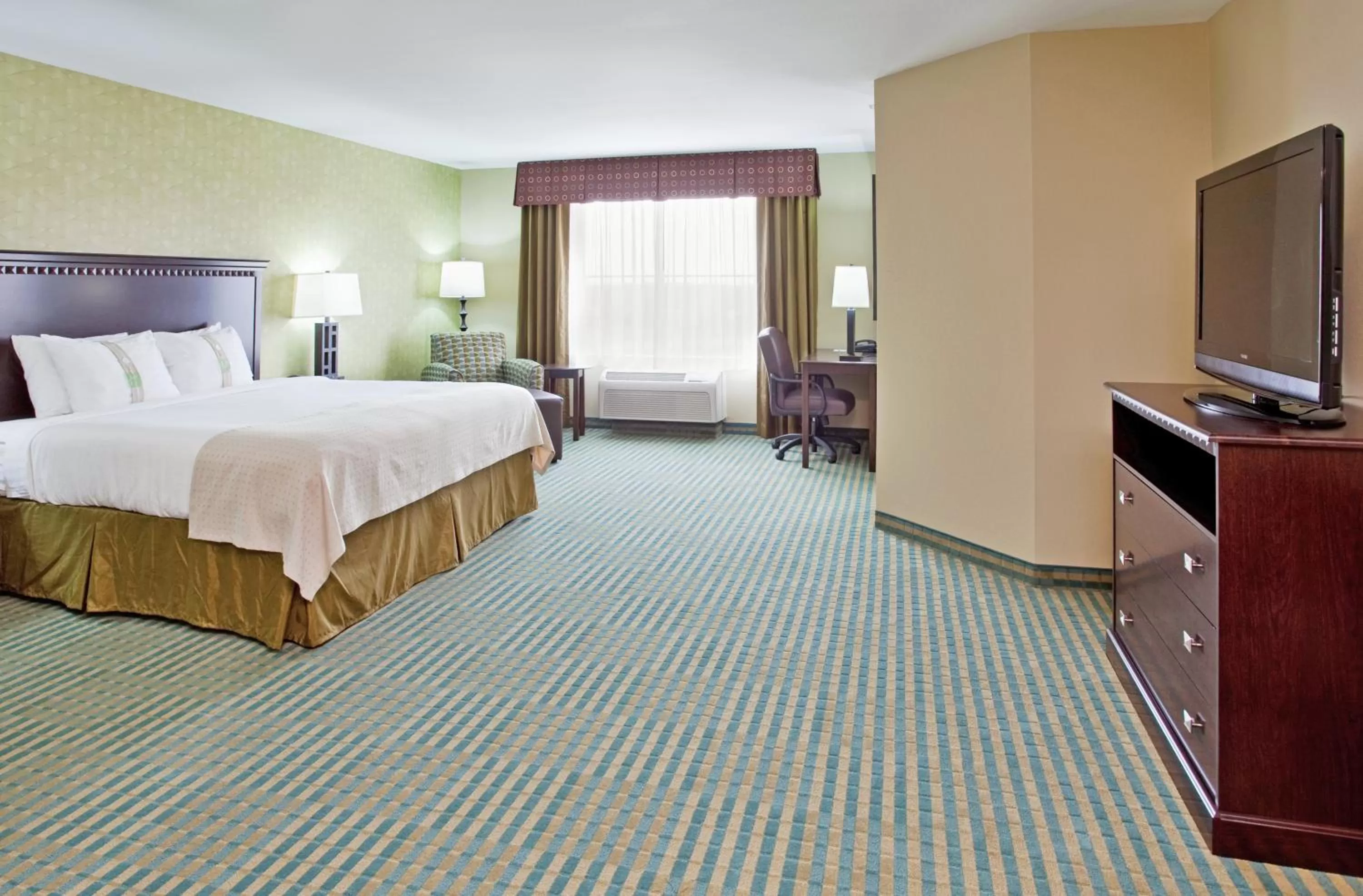 Photo of the whole room, Bed in Holiday Inn Columbia East by IHG
