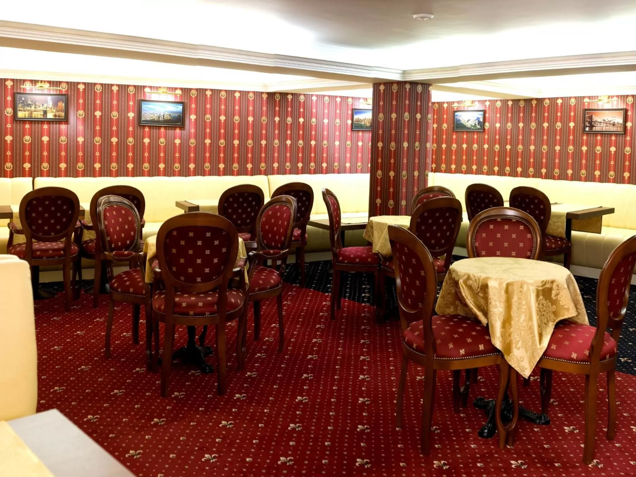 Lounge or bar in Manhattan Hotel & Restaurant