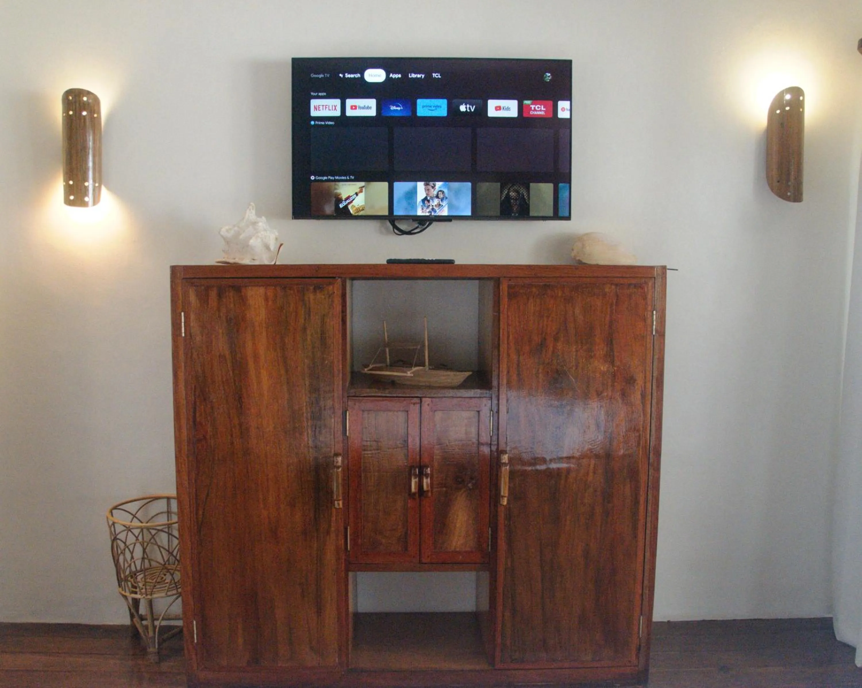 TV and multimedia in Happiness Boutique Resort El Nido