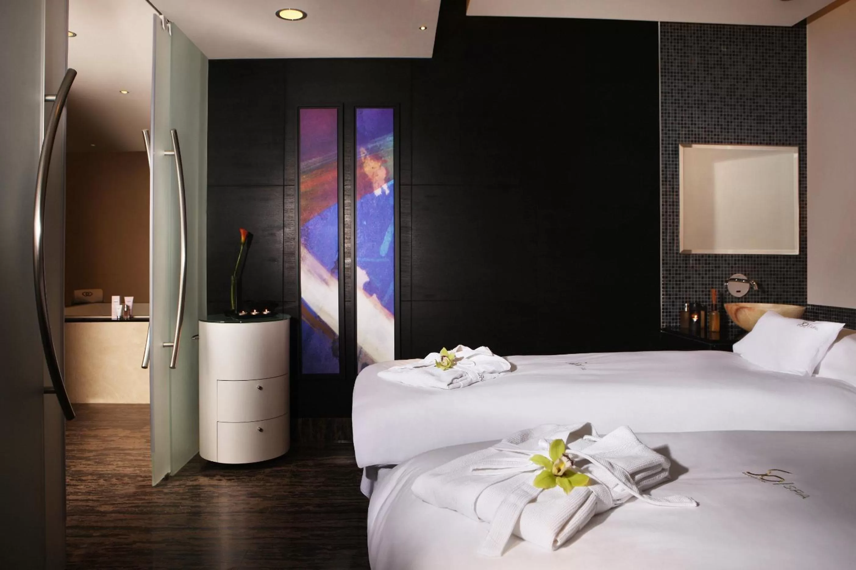 Spa and wellness centre/facilities, Bed in Sofitel Abu Dhabi Corniche