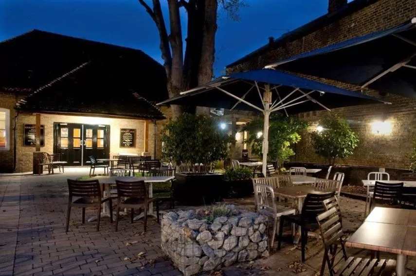 Restaurant/Places to Eat in The Golden Lion Wetherspoon