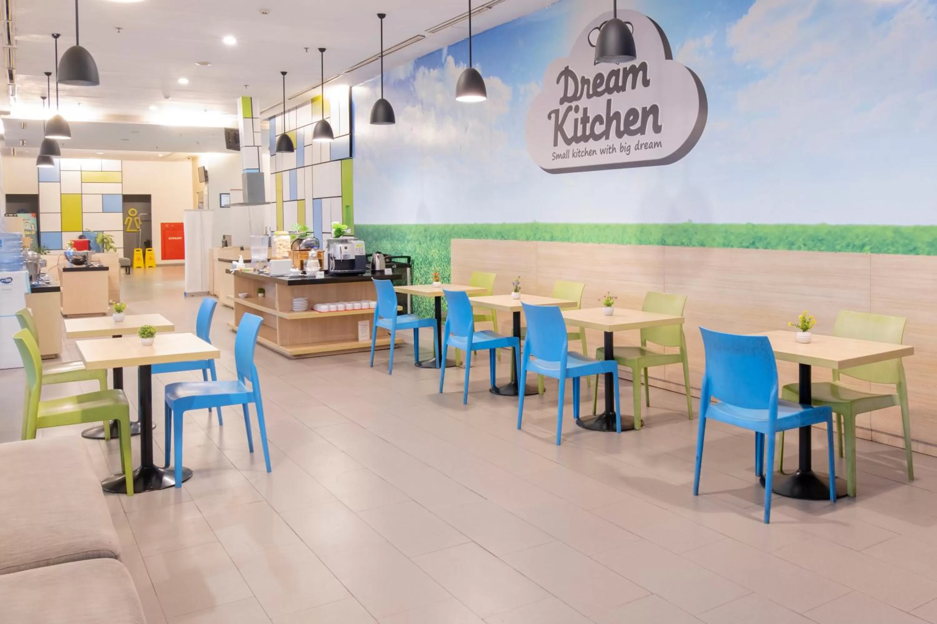 Restaurant/places to eat in Hotel Citradream Bintaro