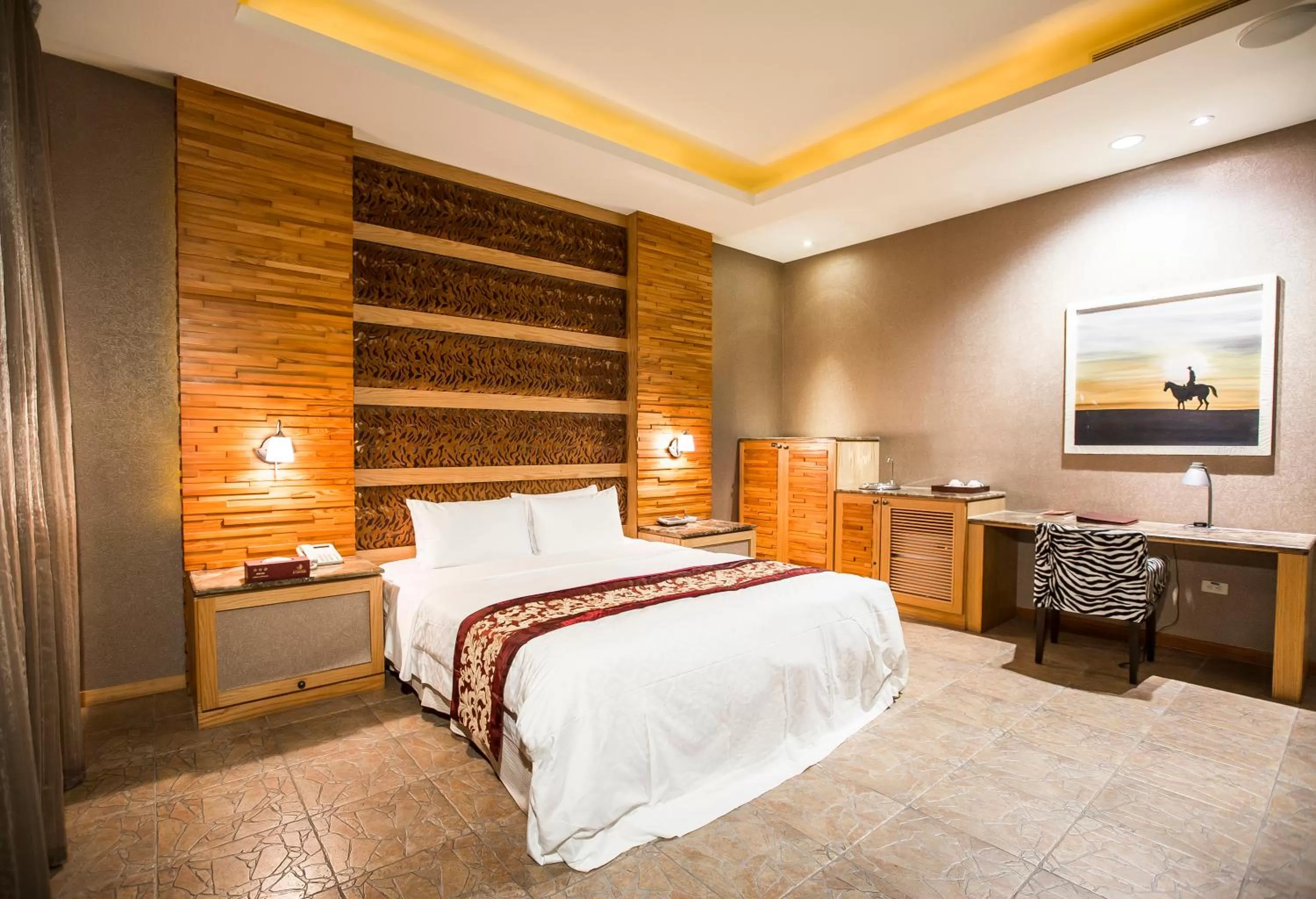 Bedroom, Bed in Moon Area Motel