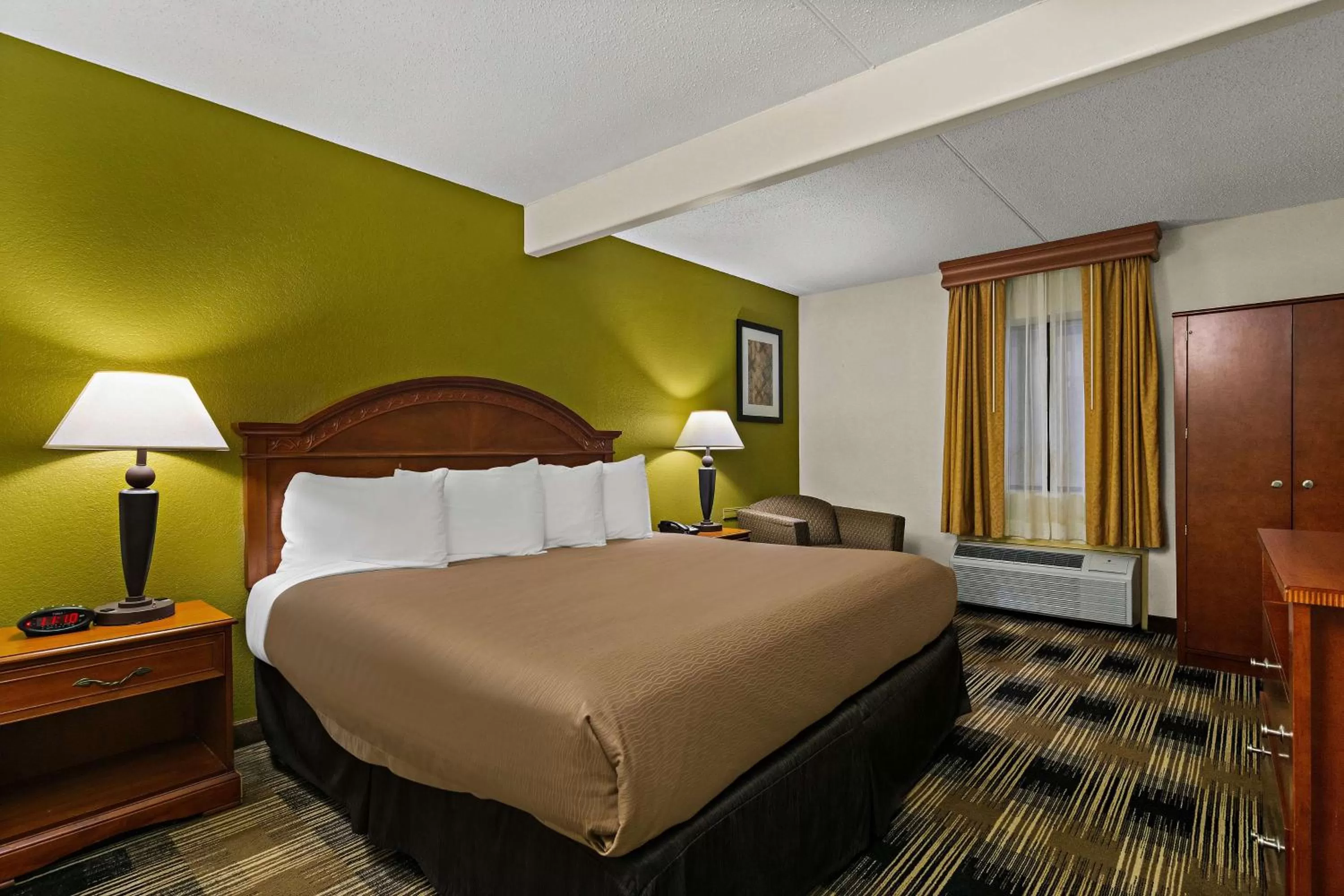Photo of the whole room, Bed in Best Western Windsor Suites