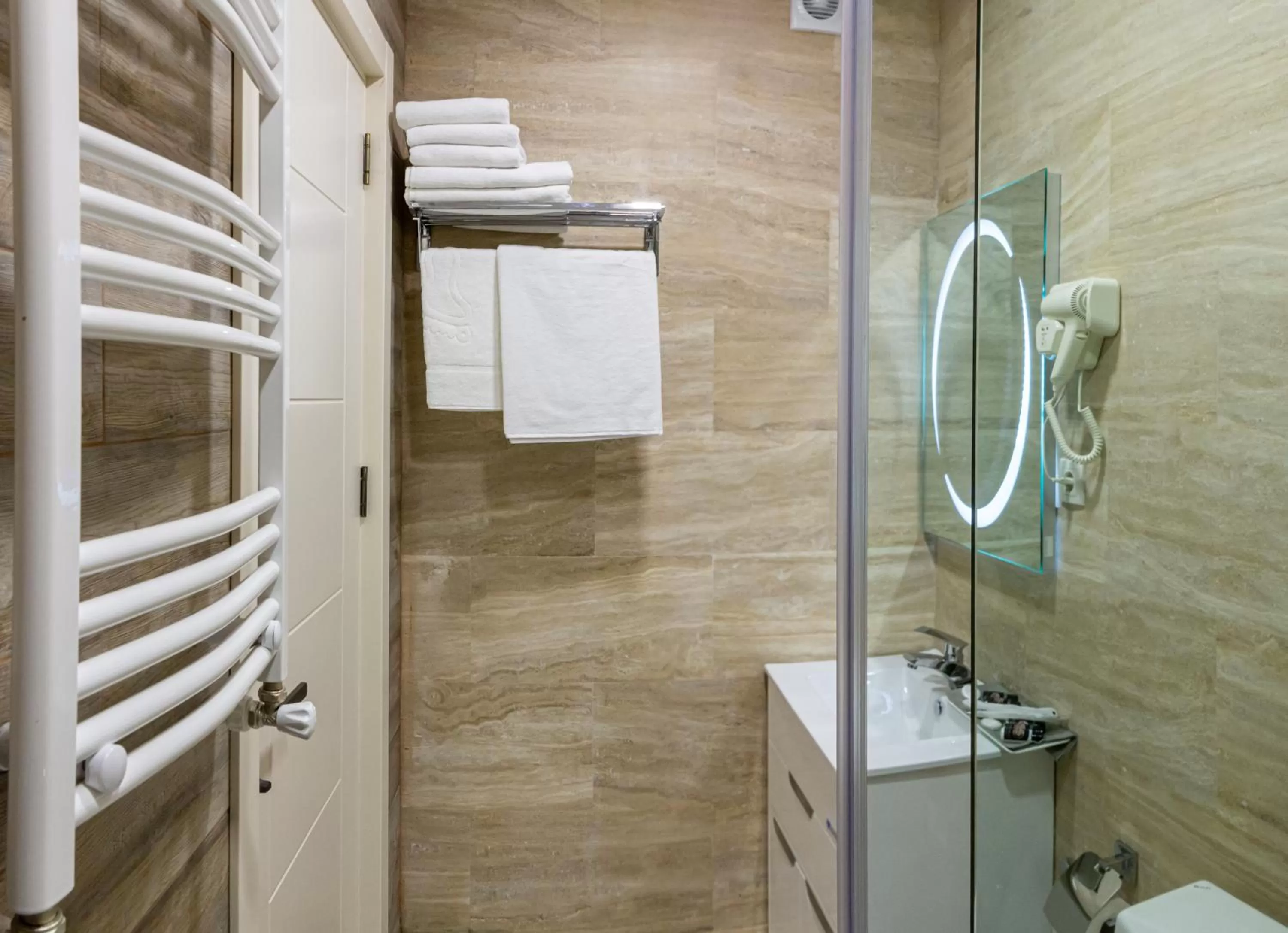 Bathroom in BG Palace Hotel