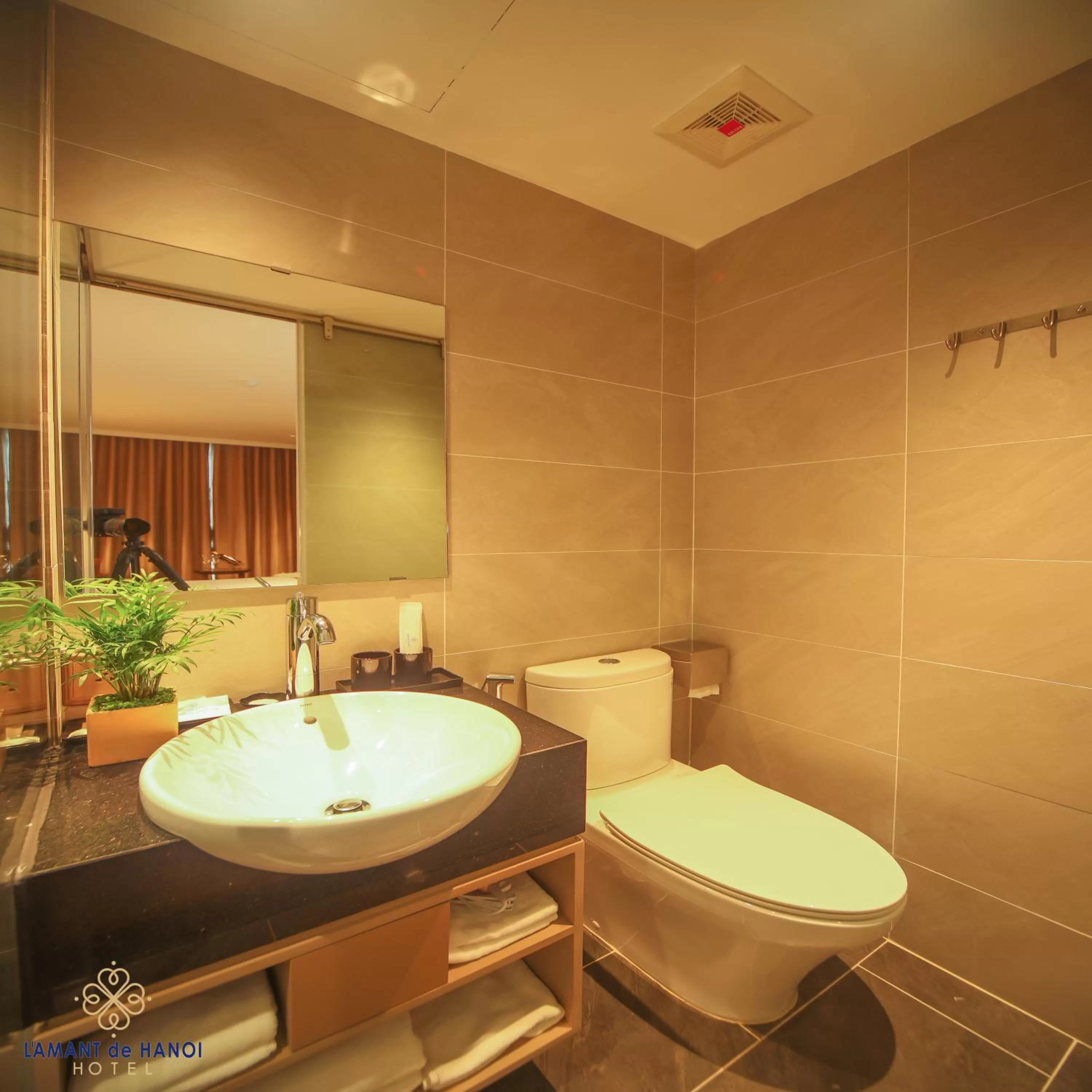 Bathroom in L'amant de Hanoi Hotel - khách sạn Lamant de Hà Nội