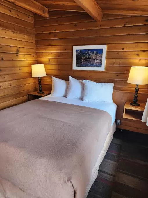 Bed in Rundle Mountain Lodge