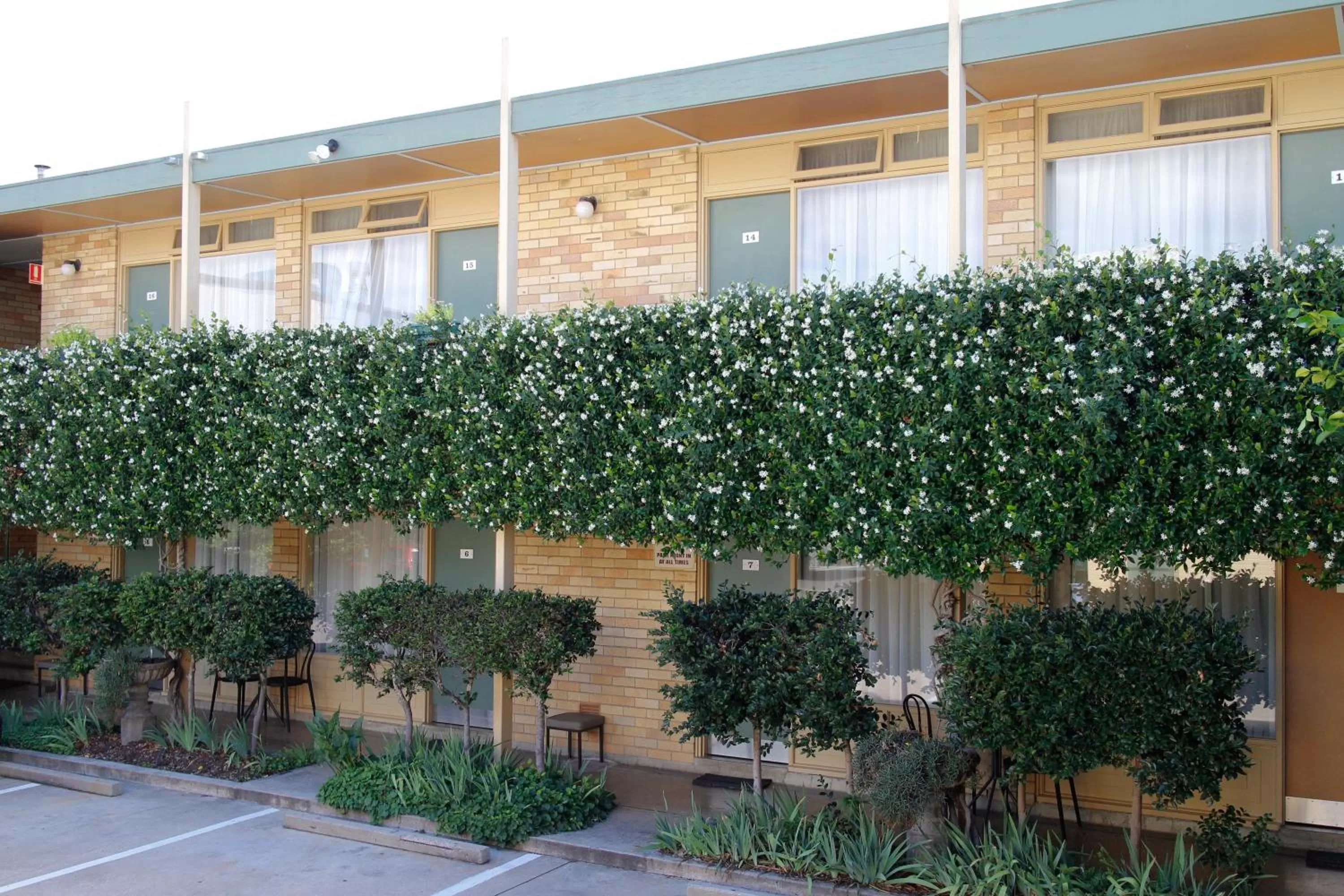 Property building in Mid City Motor Inn Queanbeyan