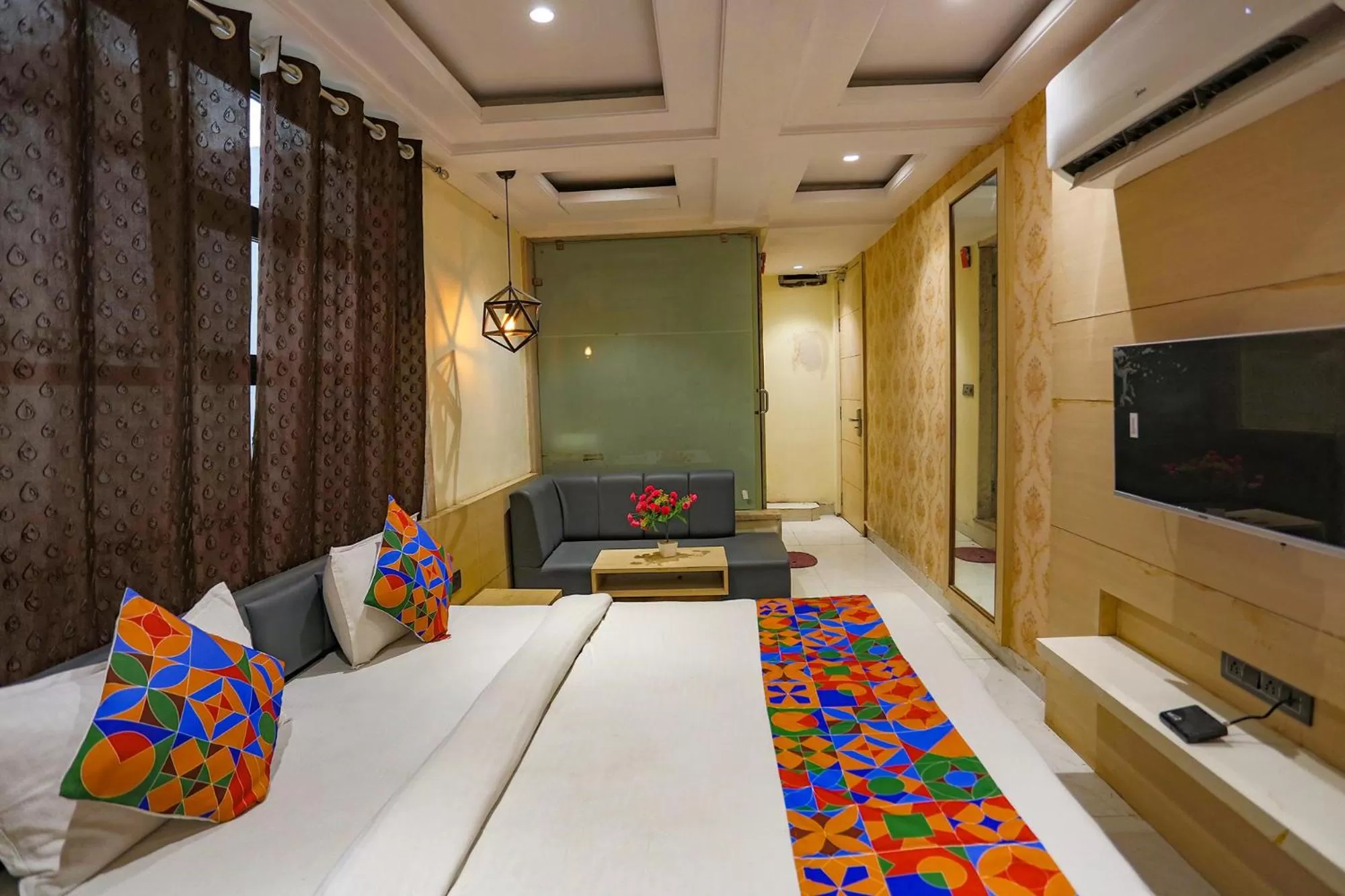 Bed, TV/Entertainment Center in FabHotel Sun Park