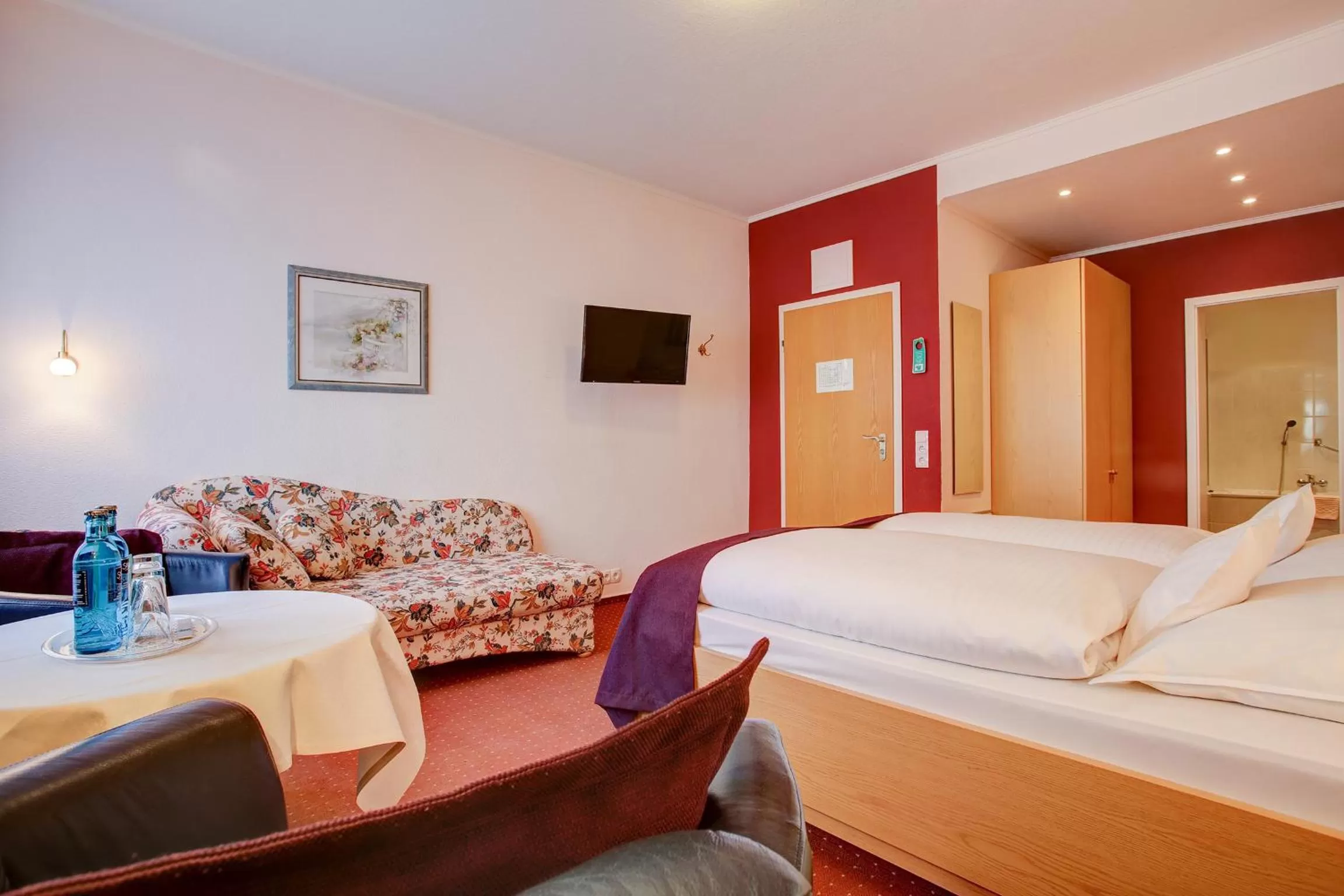 Photo of the whole room, Bed in Hotel Consul