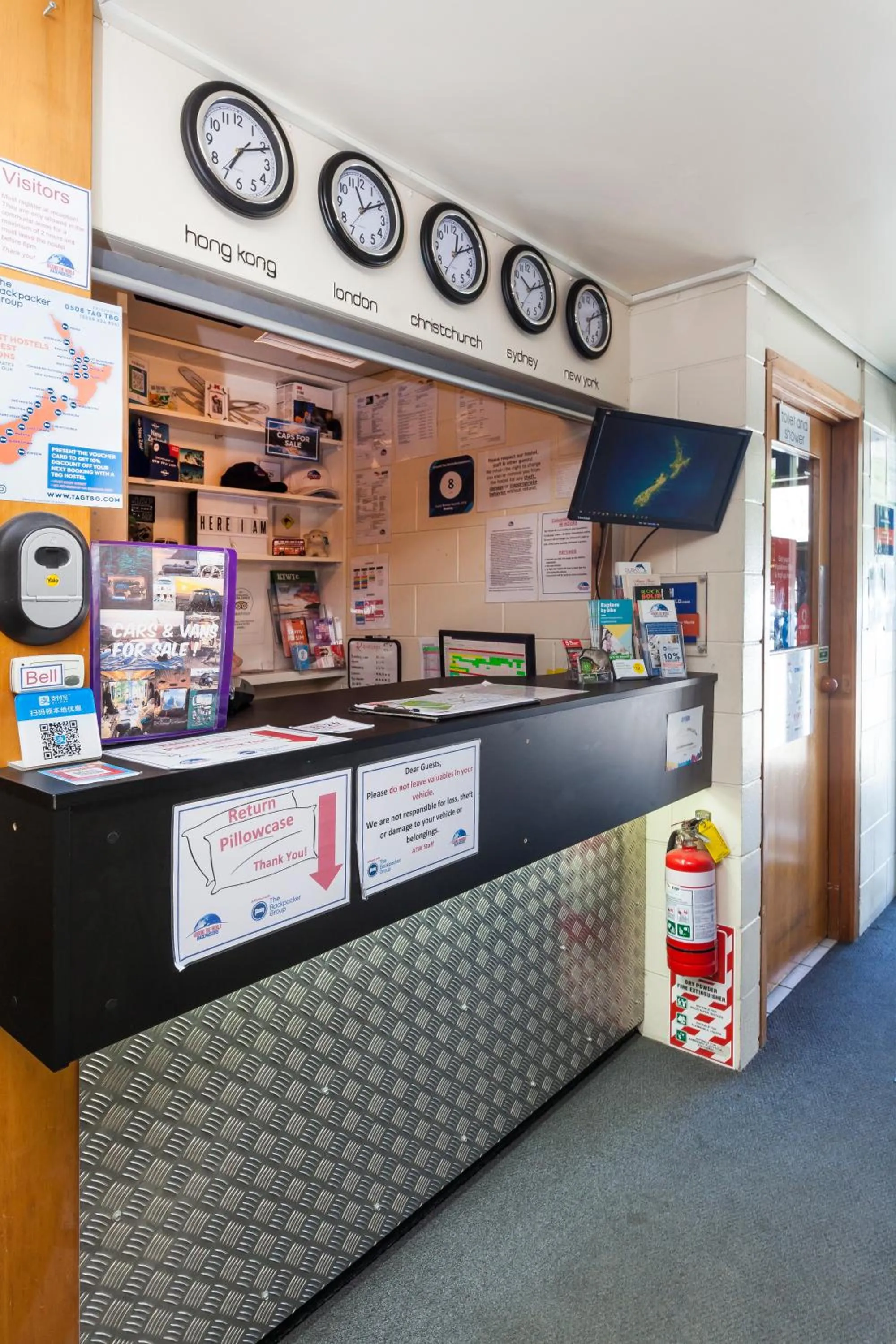 Lobby or reception in Around The World Backpackers