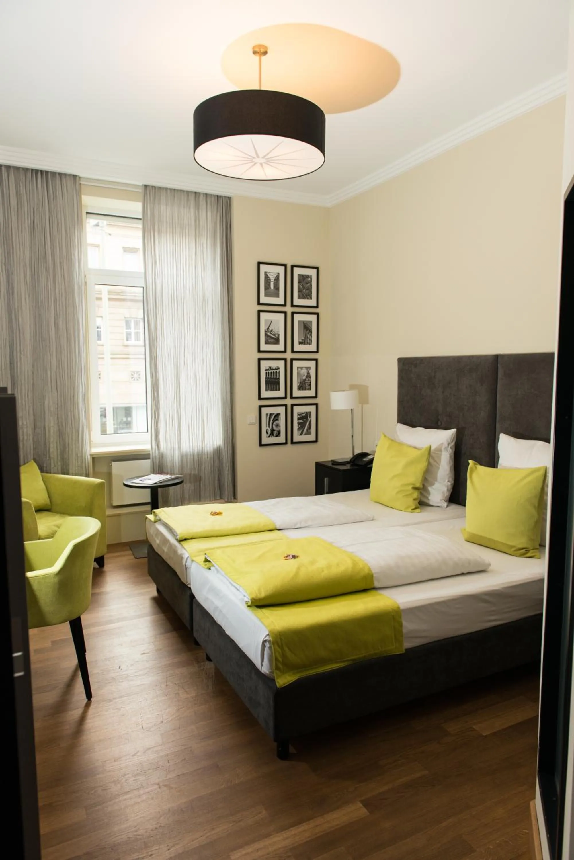 Day, Bed in Hotel Hamburger Hof