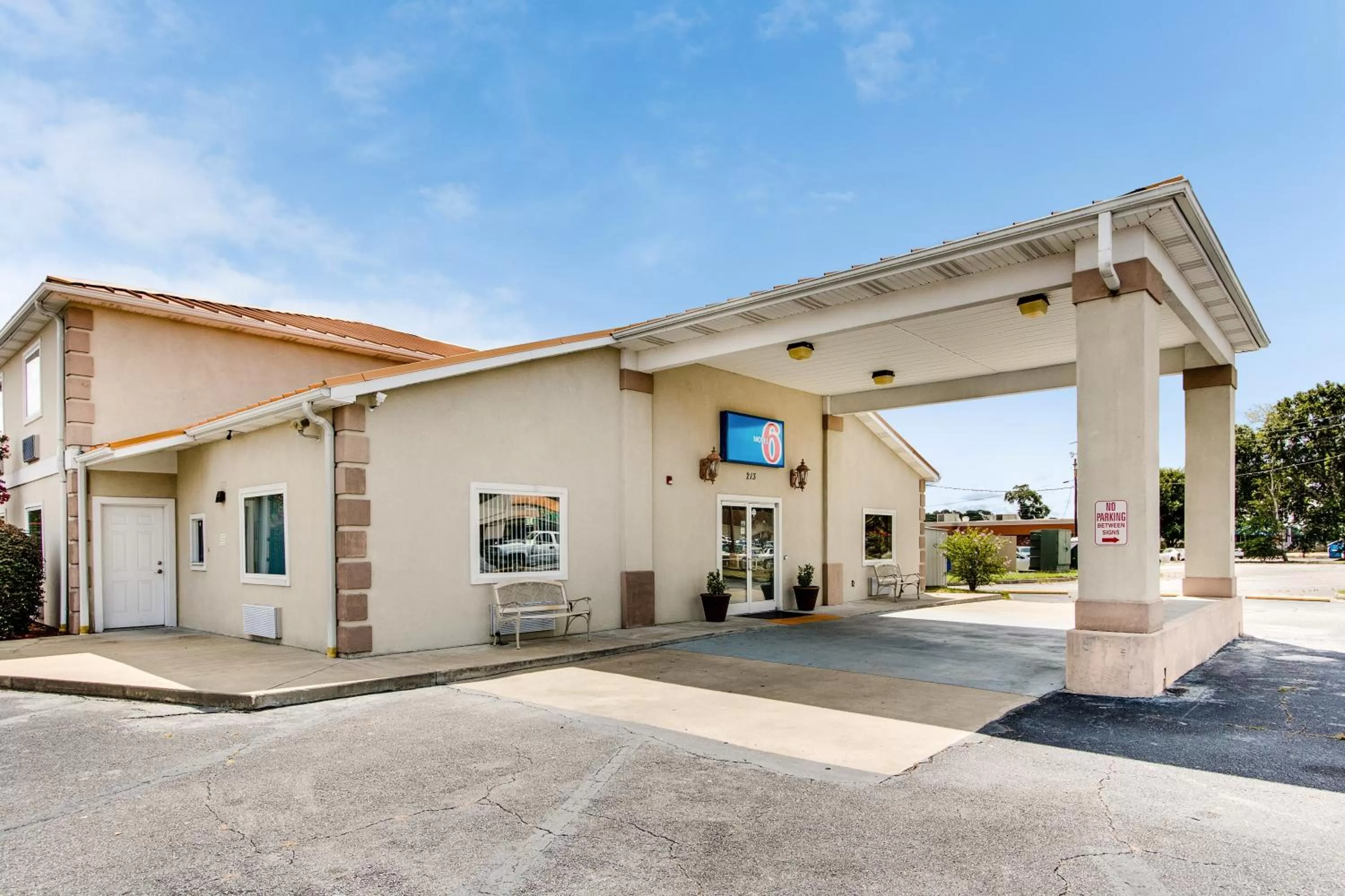 Facade/entrance in Motel 6-Hinesville, GA