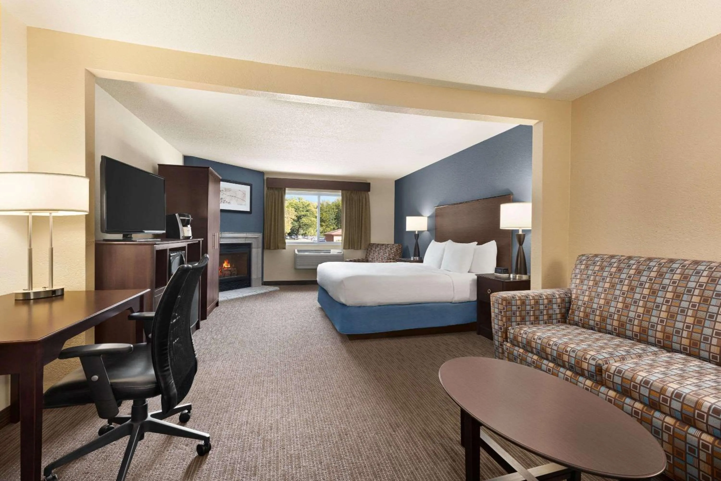 Photo of the whole room, Bed in Baymont by Wyndham Owatonna