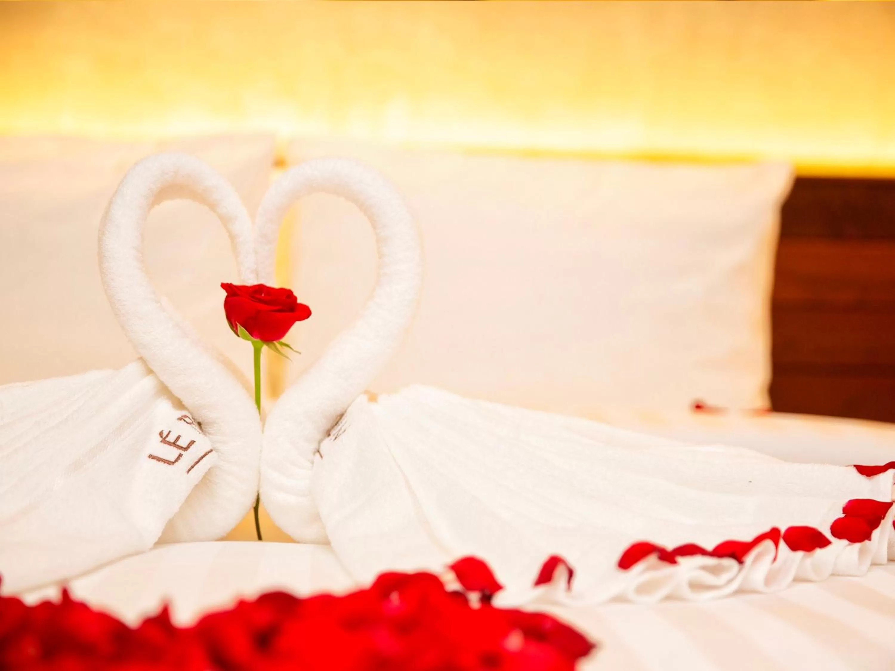 towels, Bed in Le Botum Hotel