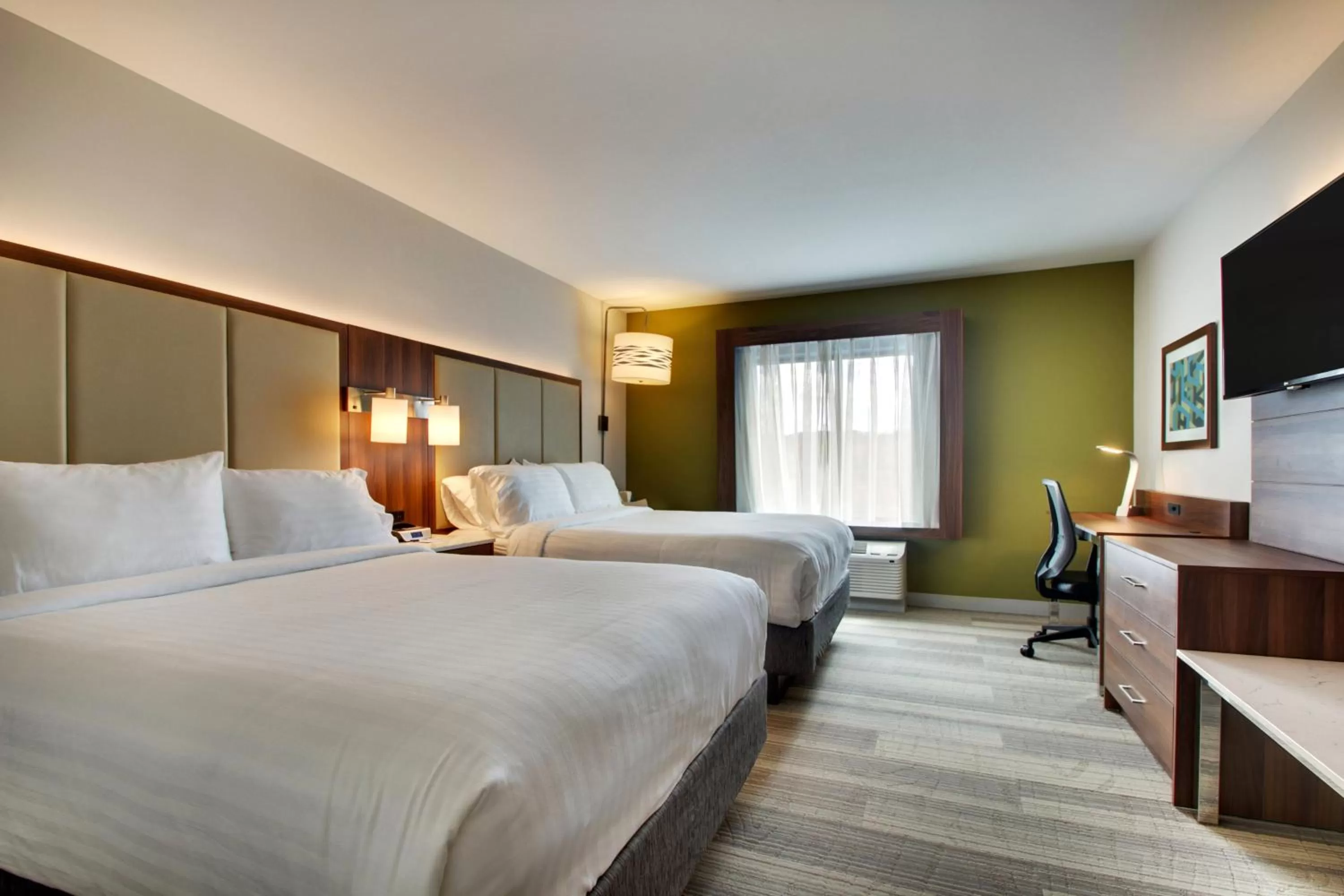Photo of the whole room, Bed in Holiday Inn Express & Suites Helen by IHG