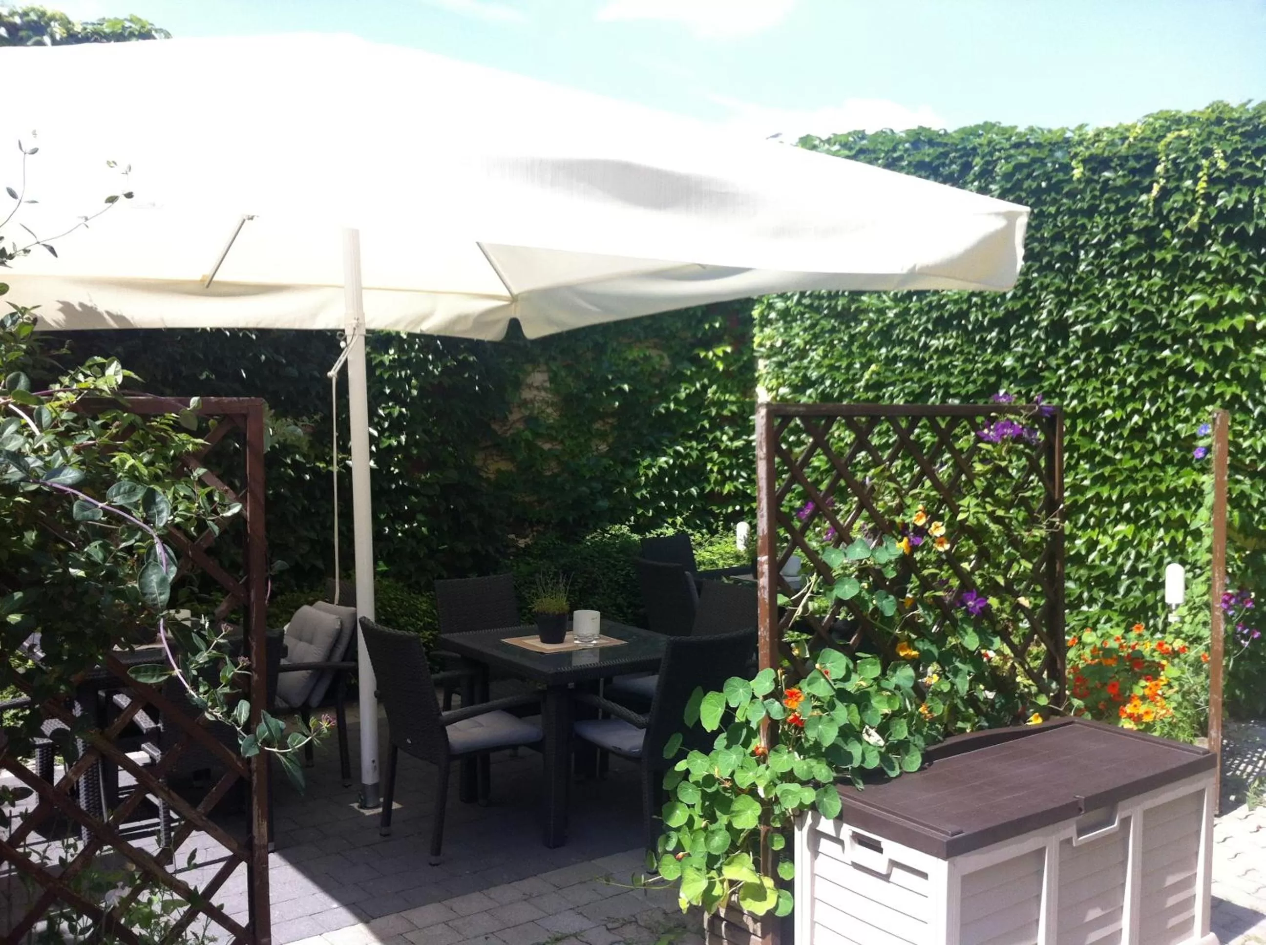 Patio, Restaurant/Places to Eat in An der Porzellan-Manufaktur Pension