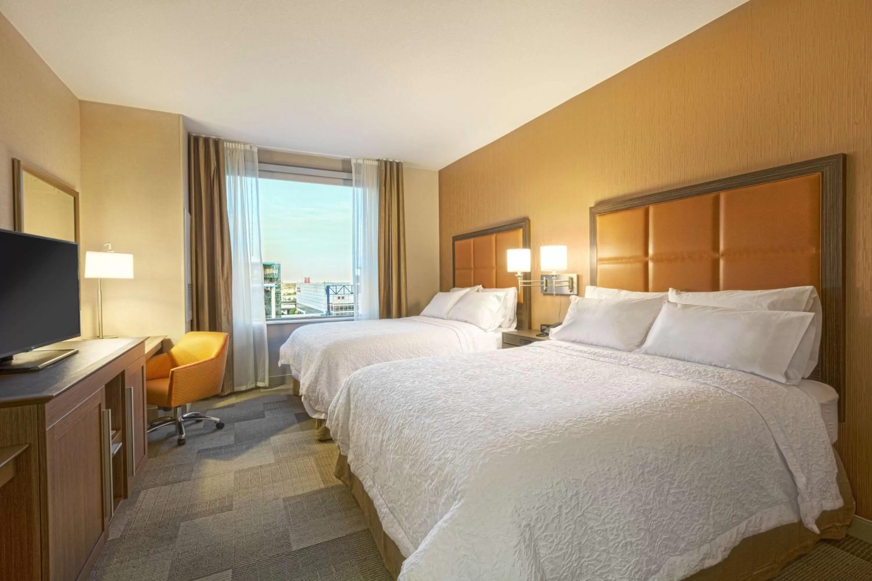 Bed in Hampton Inn Houston Downtown