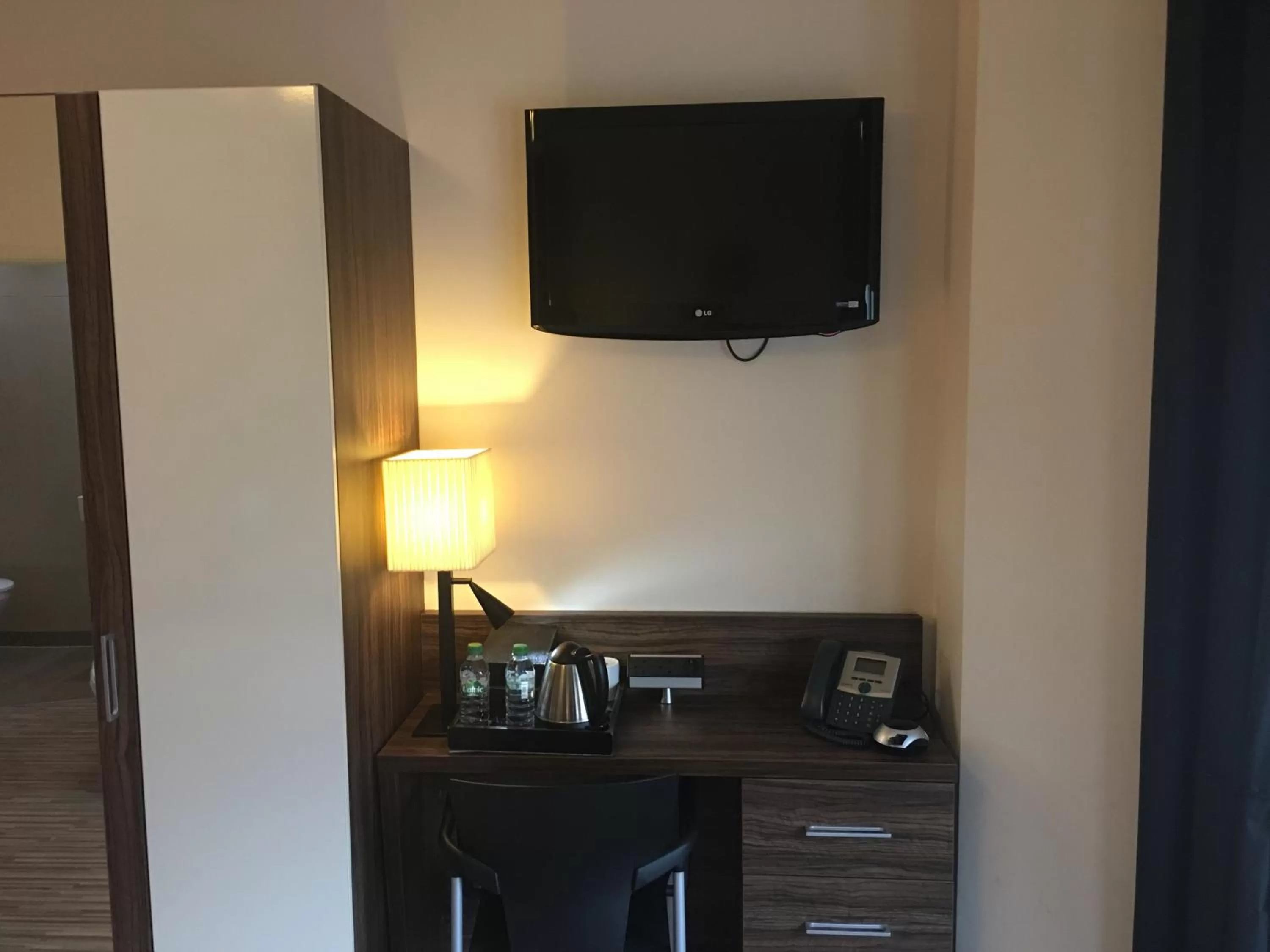 TV and multimedia in Simply Rooms & Suites
