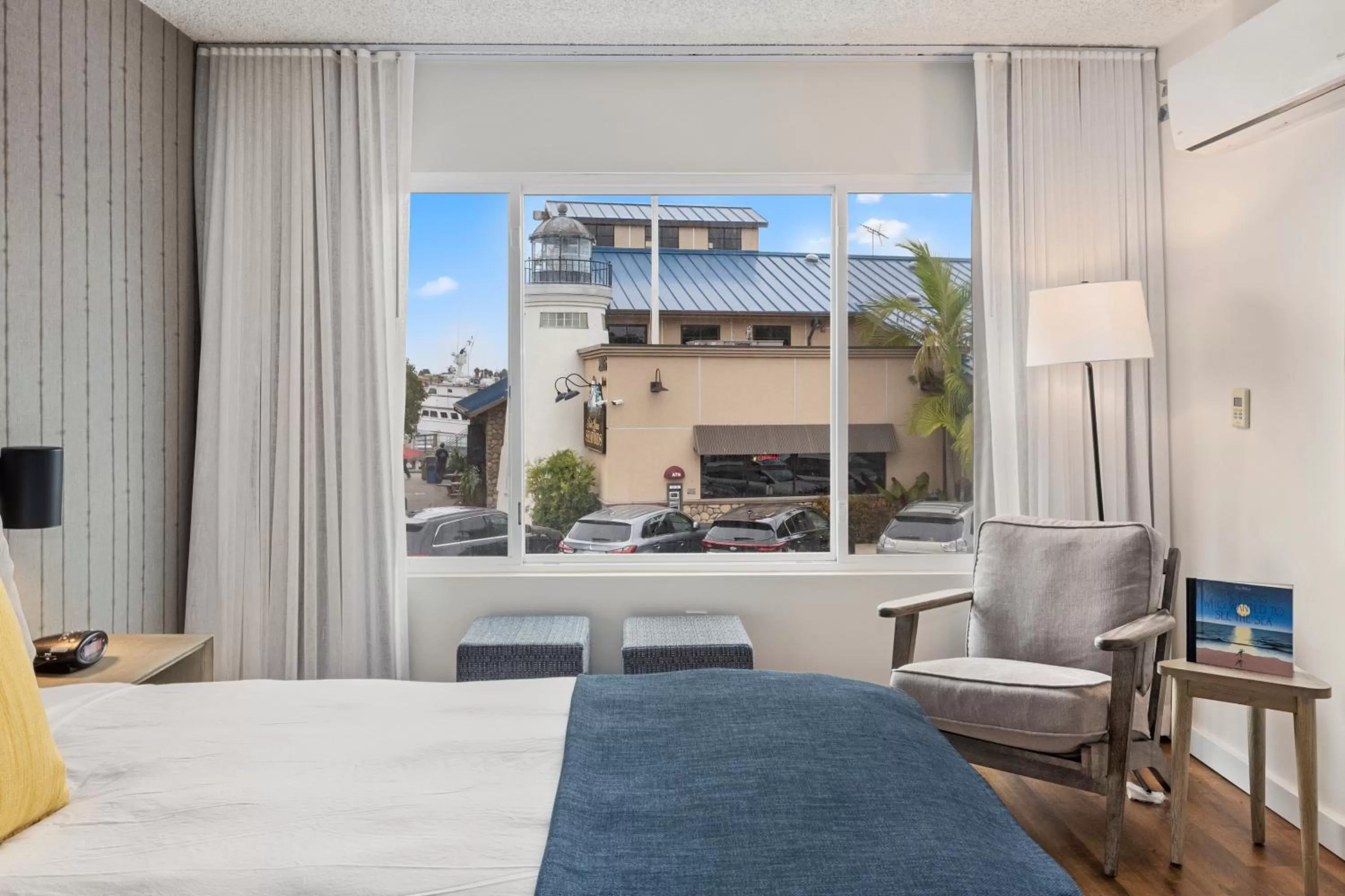 View (from property/room), Bed in Sea Harbor Hotel - San Diego