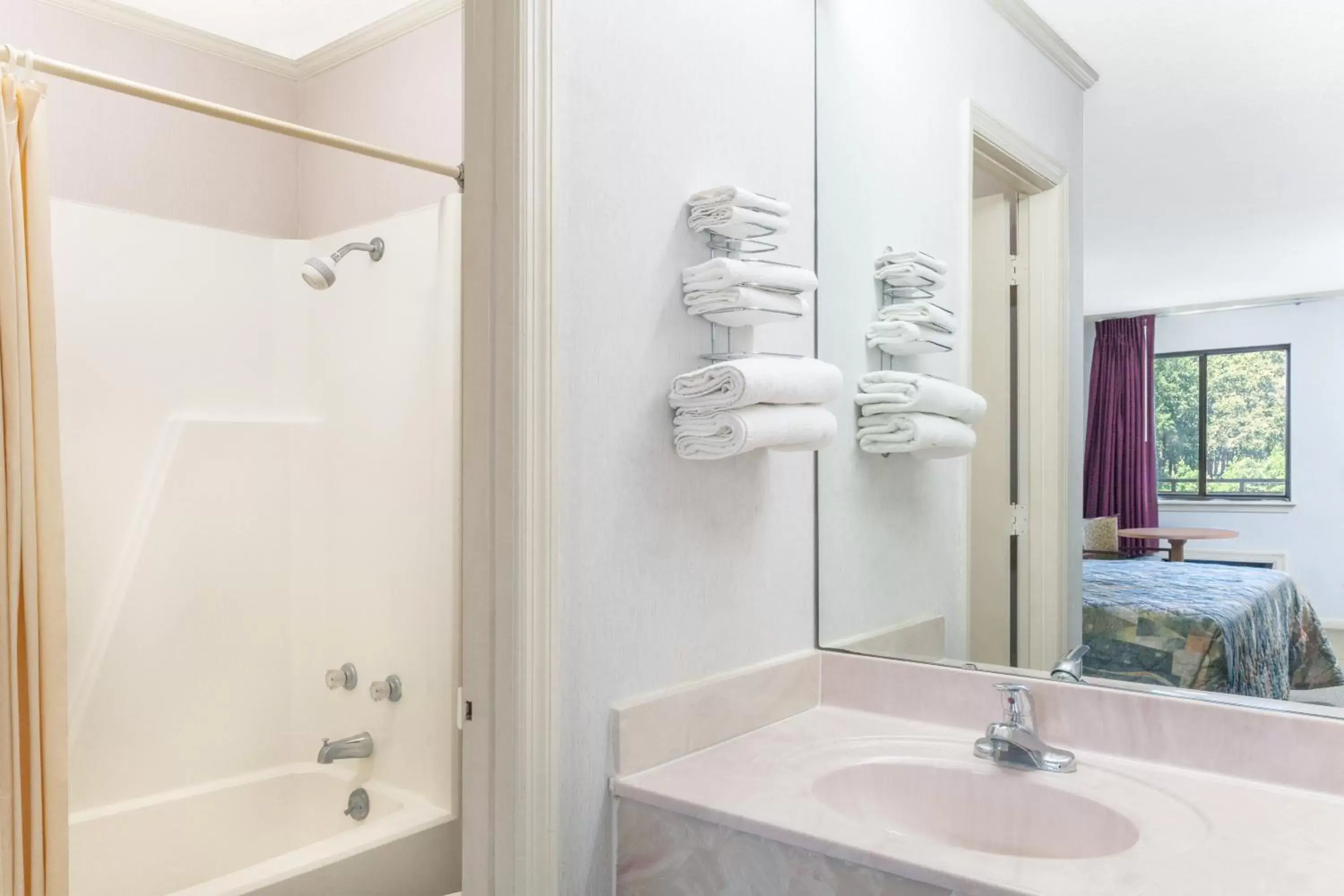 Standard Queen Room in Knights Inn Point South Yemassee Standard Queen Room in Knights Inn Point South Yemassee