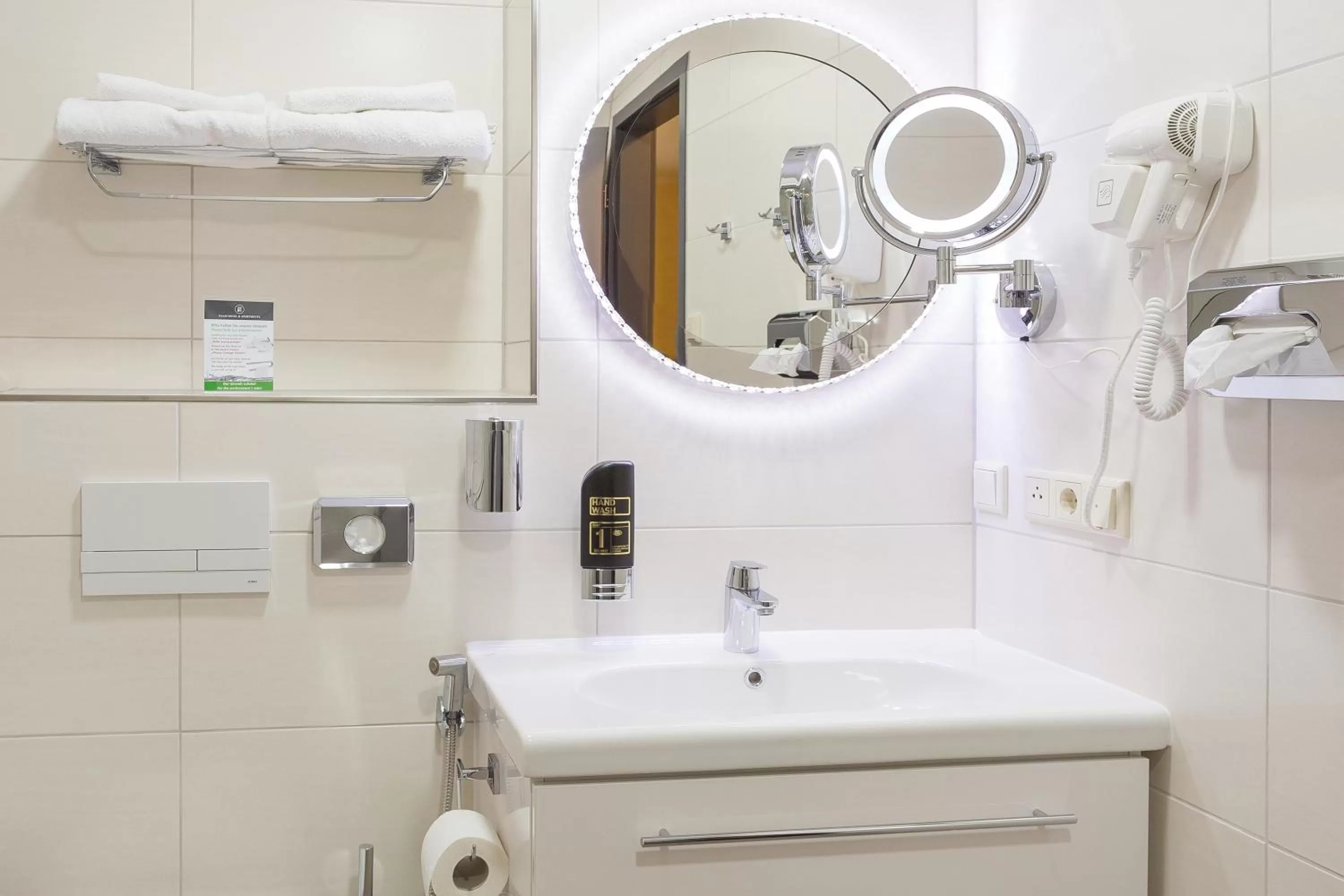 People in Naam Hotel & Apartments Frankfurt City-Messe Airport