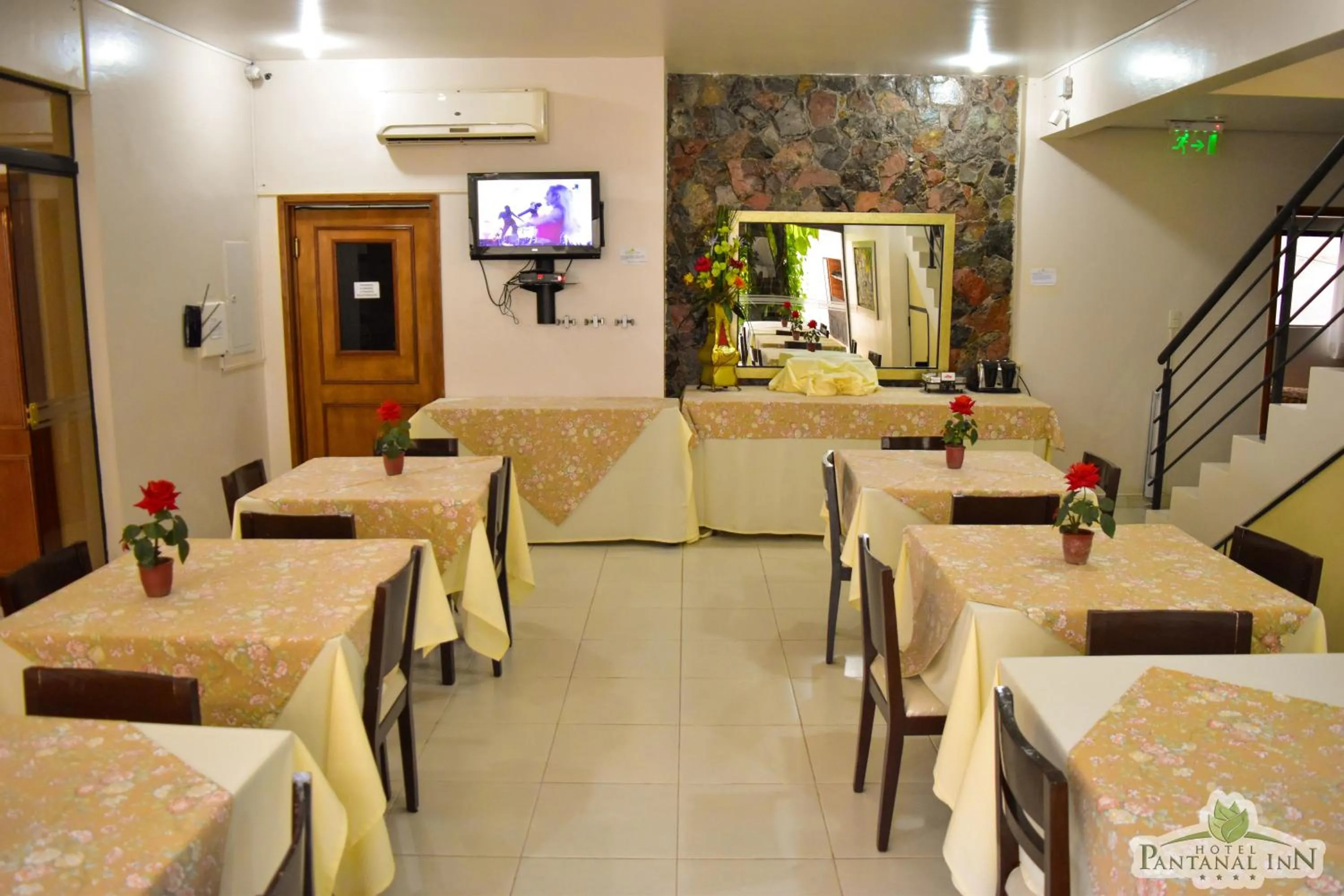 Restaurant/Places to Eat in Hotel Pantanal Inn